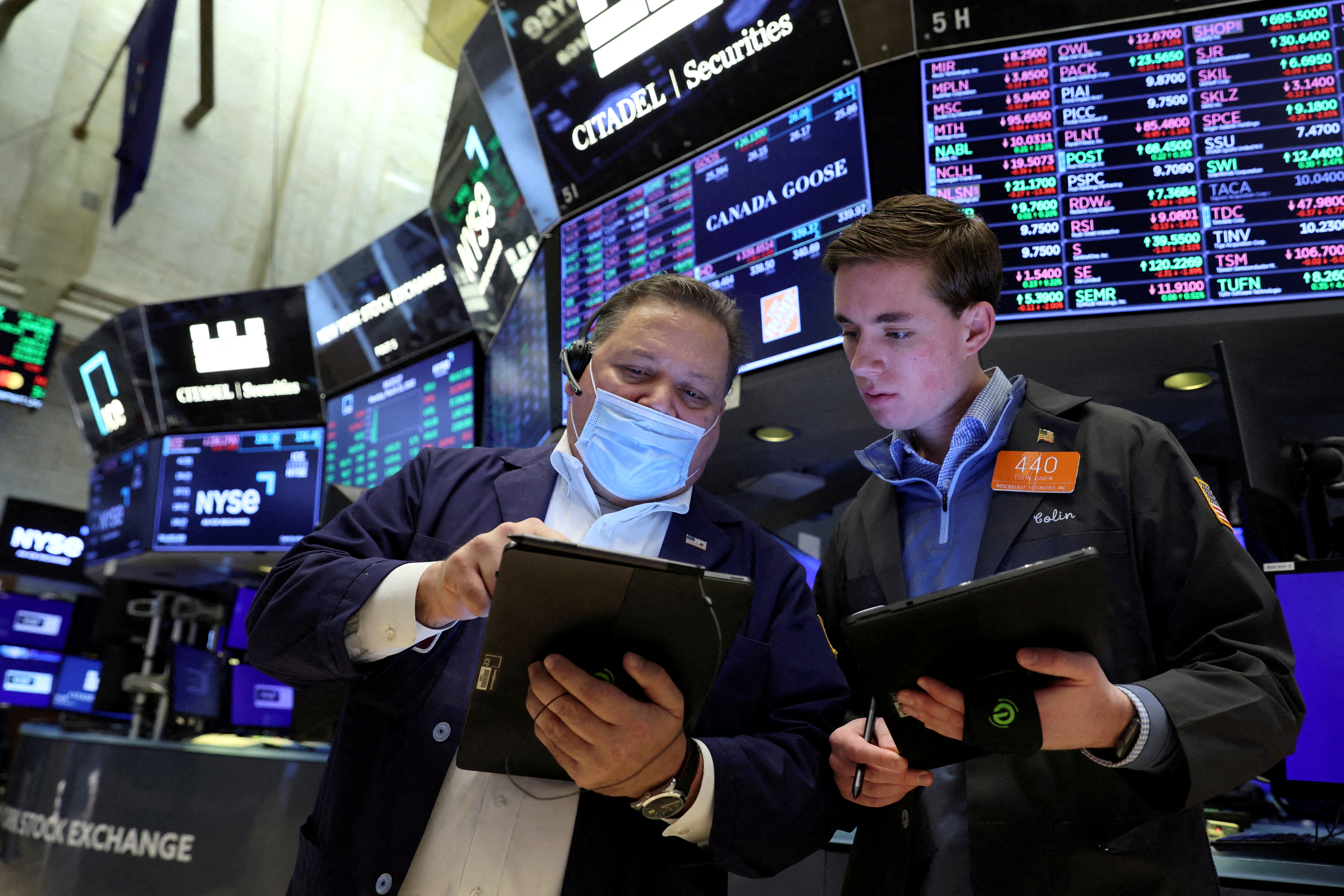 Wall Street mencoba melarikan diri dari zona "pasar beruang".