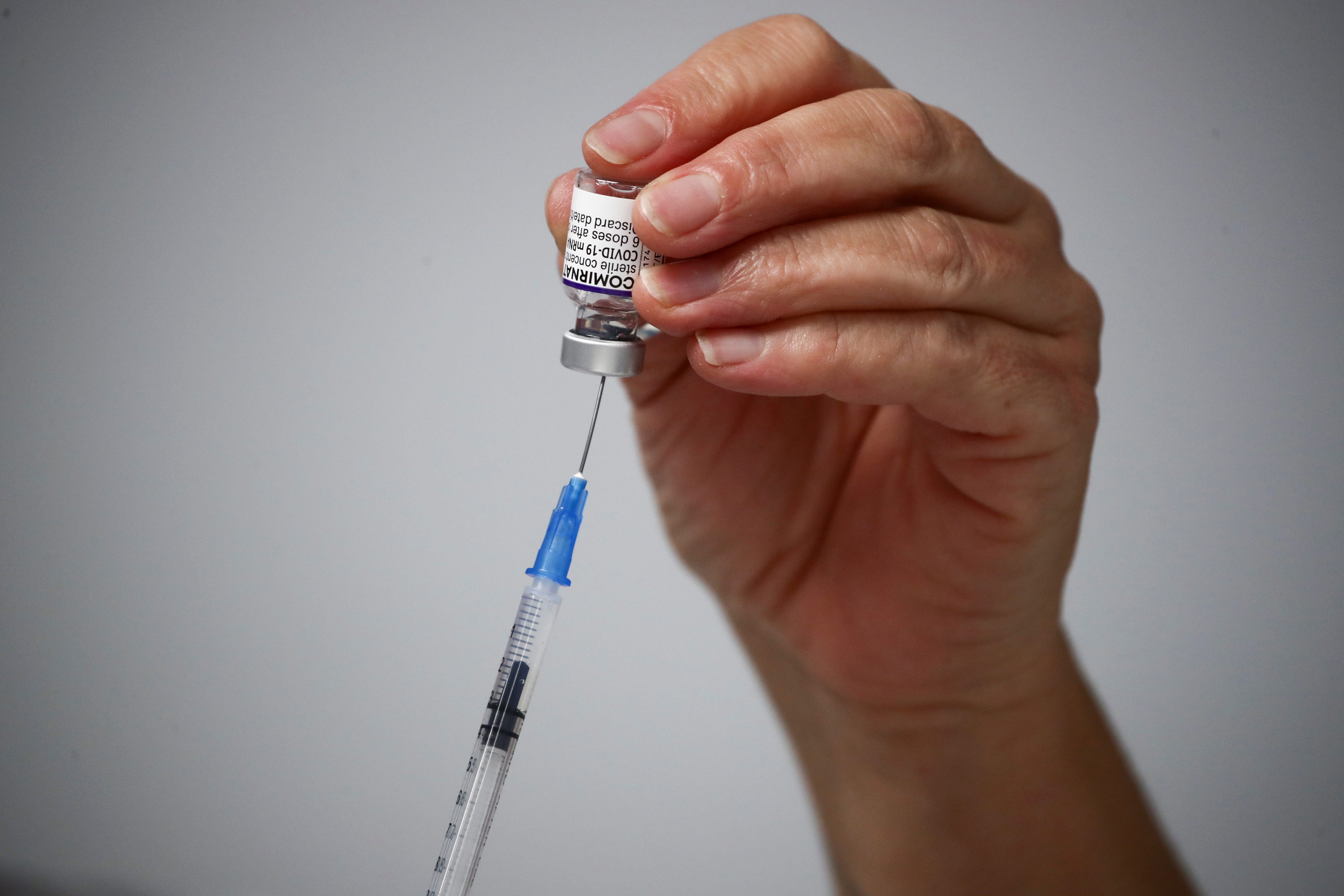 A casi un año de la aplicación de las vacunas contra coronavirus, todavía hay importantes rebrotes (REUTERS/Sergio Perez/File Photo)