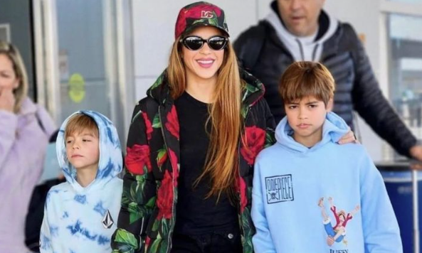 Shakira es captada en el Aeropuerto de Barcelona junto a sus hijos, rumbo Nueva York donde tendrá una presentación junto a Bizarrap. @shakira_northamerica/Instagram