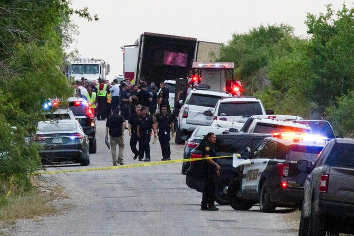 Foto del lunes de agentes de policía en el lugar donde sue halló cun camión con decenas de migrantes muertos en San Antonio, Texas
Jun 27, 2022. REUTERS/Kaylee Greenlee Beal