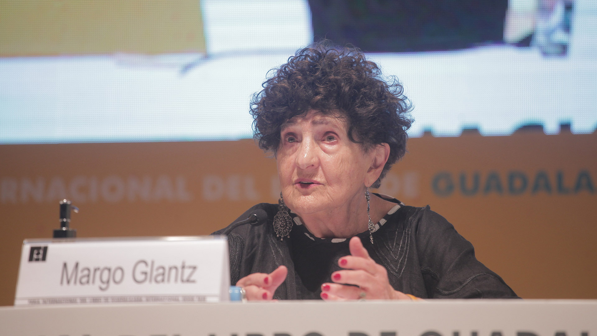 "En México tenemos noticias cada día más espantosas, más espeluznantes", se lamenta Glantz en esta entrevista. En la foto, durante la última Feria del Libro de Guadalajara (Foto: Leonardo Alvarez Hernandez/Getty Images)