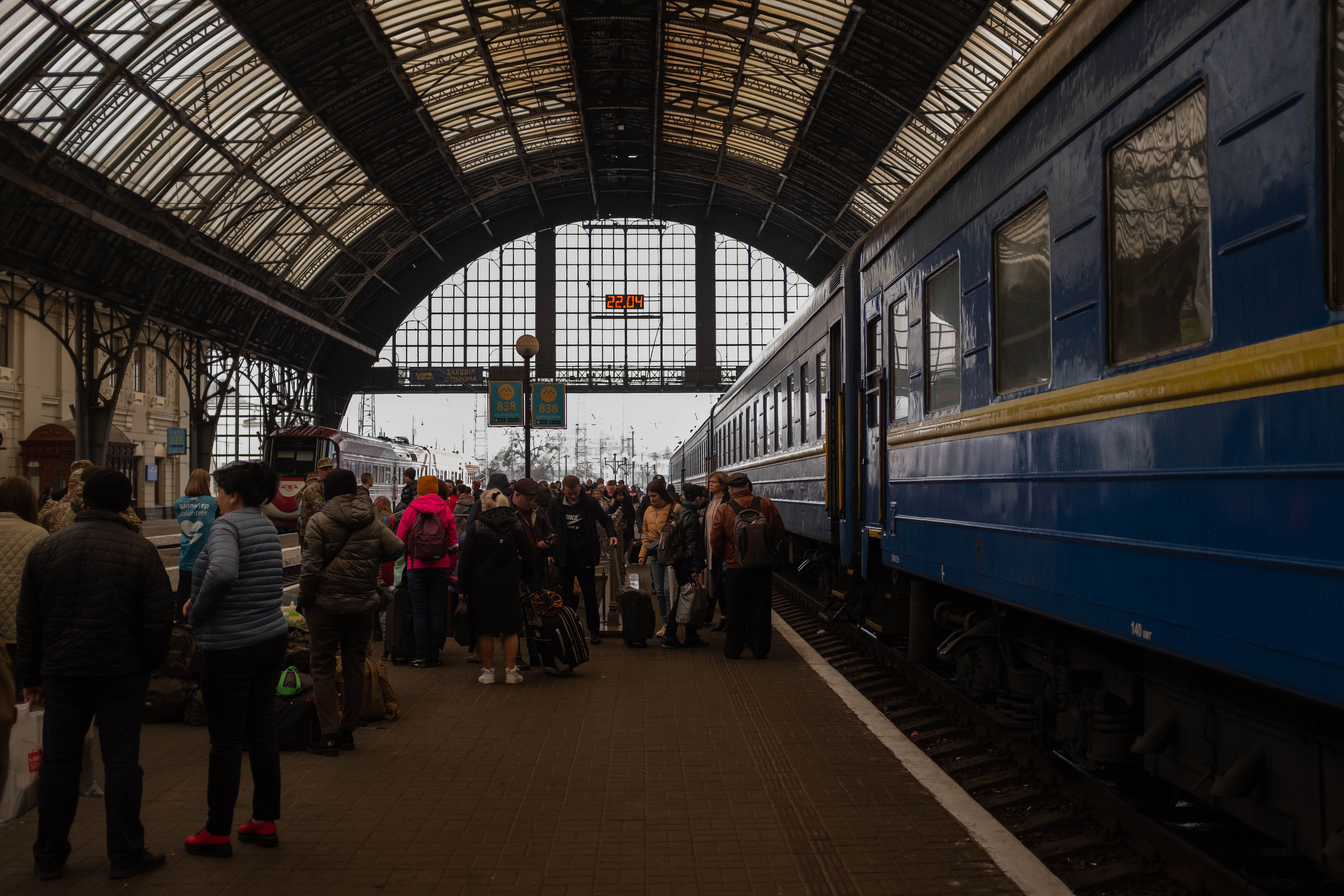 A diferencia del comienzo de la guerra, ya no hay tanto control militar en las estaciones de trenes. (Foto: Franco Fafasuli)