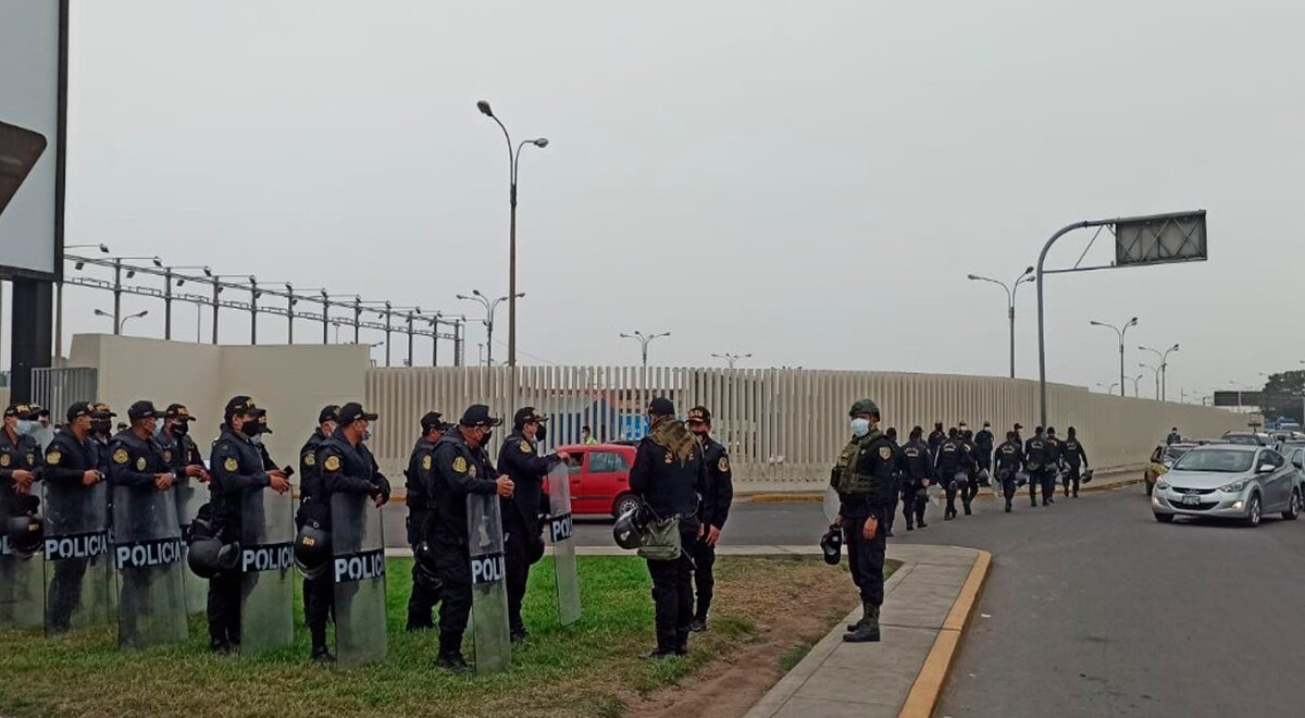 Resguardo policial en Jorge Chávez.