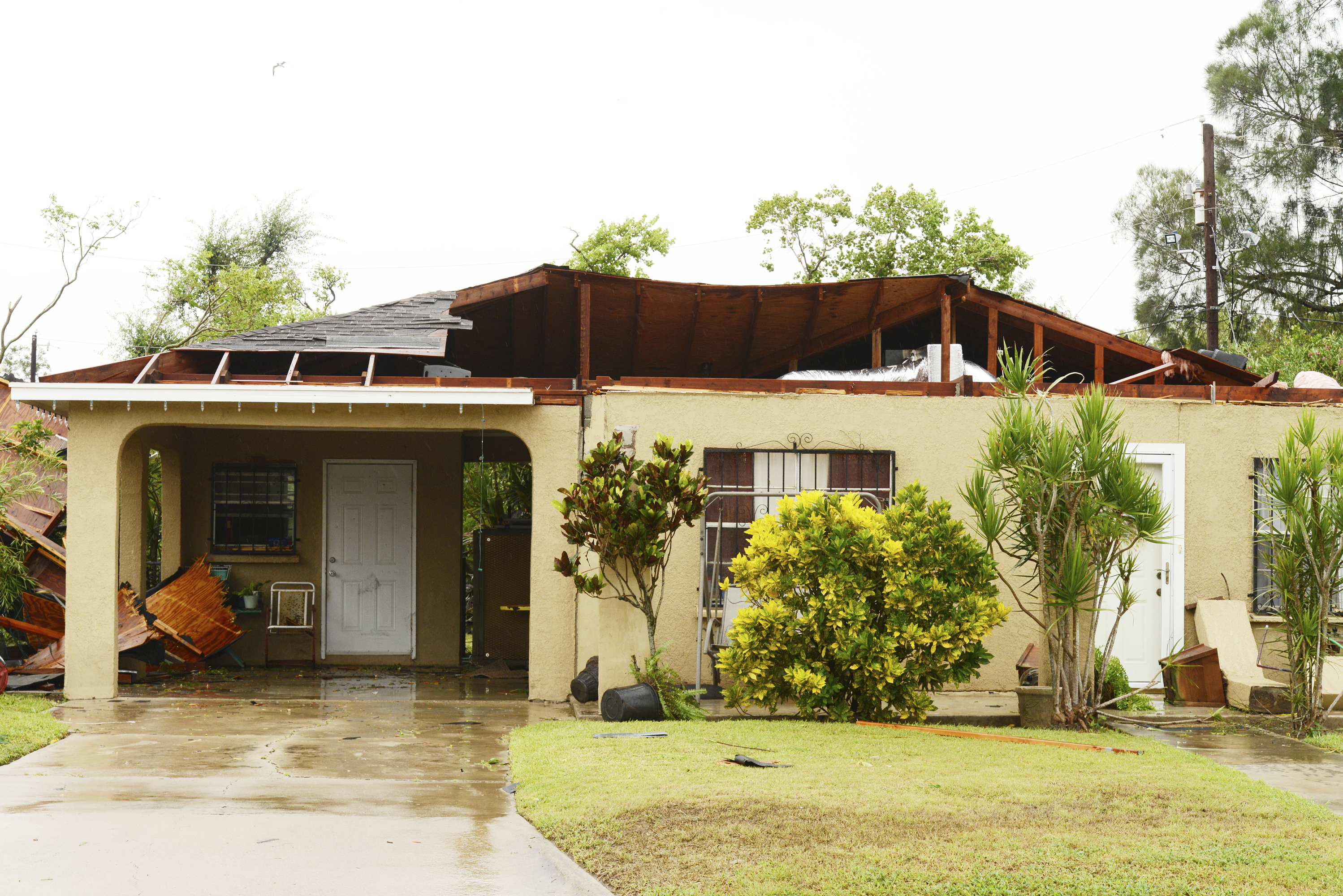 Una casa en Brownsville, Texas, dañada por un posible tornado que se formó tras el paso de Hanna (Miguel Roberts/The Brownsville Herald via AP)