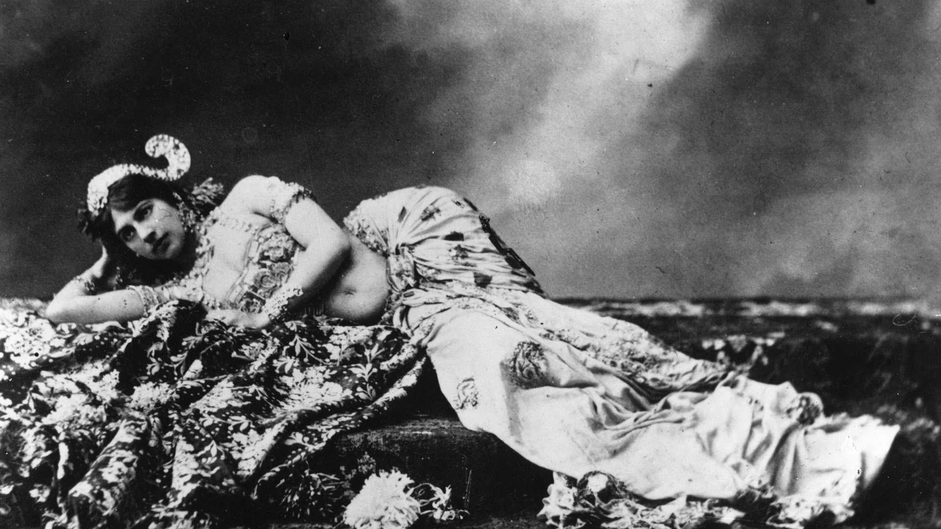 Los alemanes conocían la calidad de espía francesa de Mata Hari, y la inundaban de falsa información. Por eso, los ingleses comenzaron a desconfiar de ella. (Photo by Hulton Archive/Getty Images)
