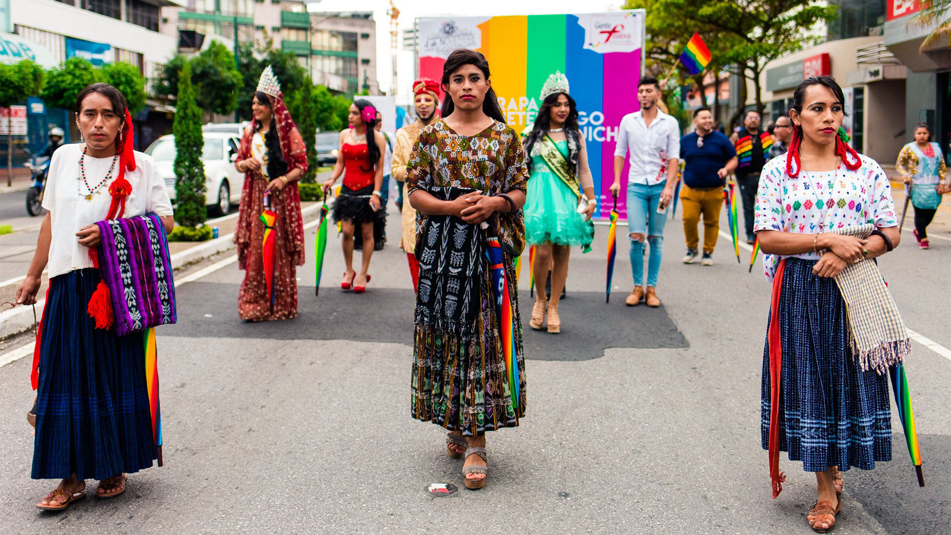 Mujeres trans indígenas portan indumentaria maya representativa de diversas regiones de Guatemala en la Marcha del Orgullo de junio del 2018 (Foto: José Pablo Anleu).
