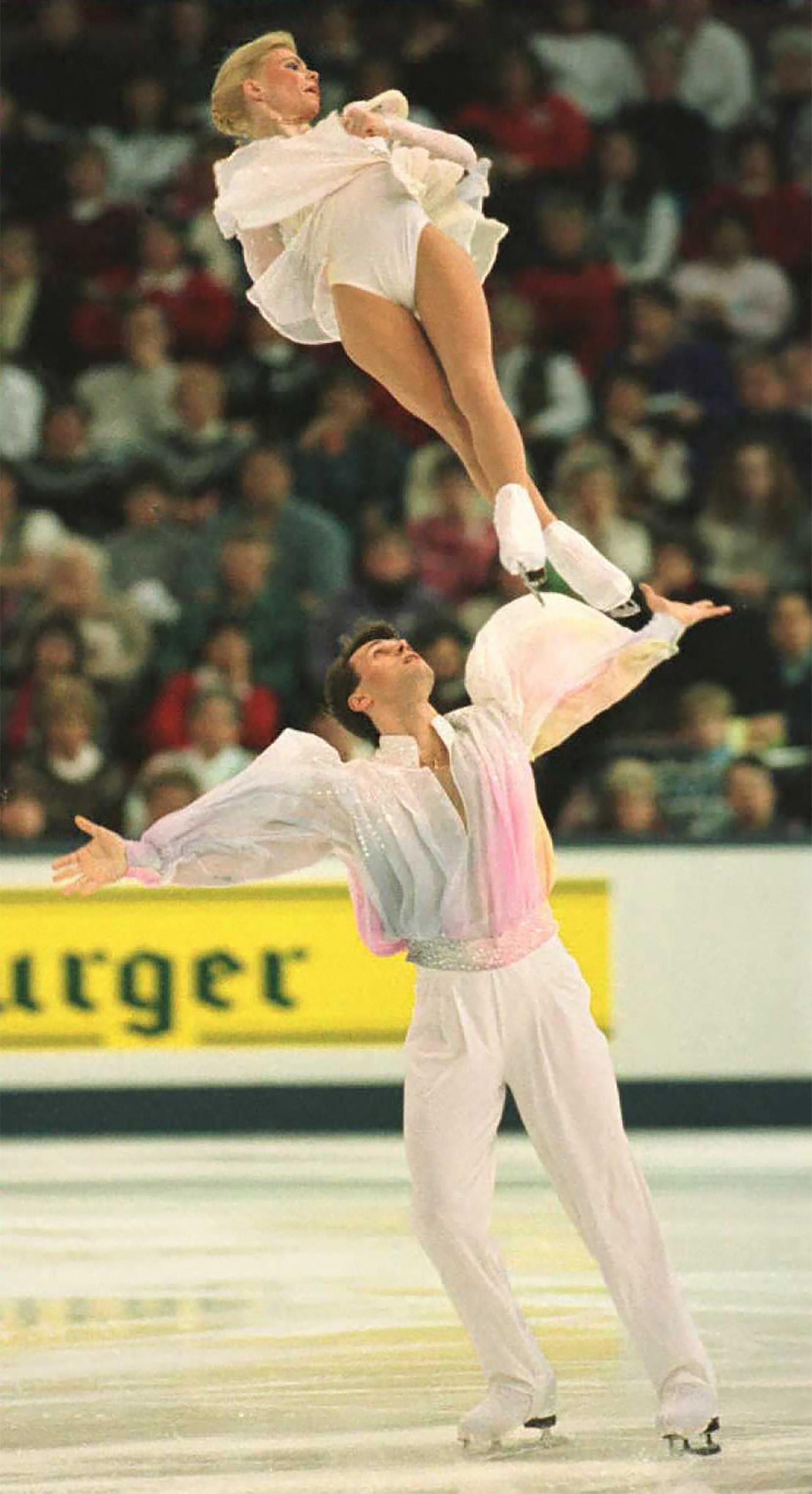 Evgenia Shishkova y Vadim Naumov, los campeones del mundo en patinaje que estaban a bordo del avión que chocó en Washington D.C.