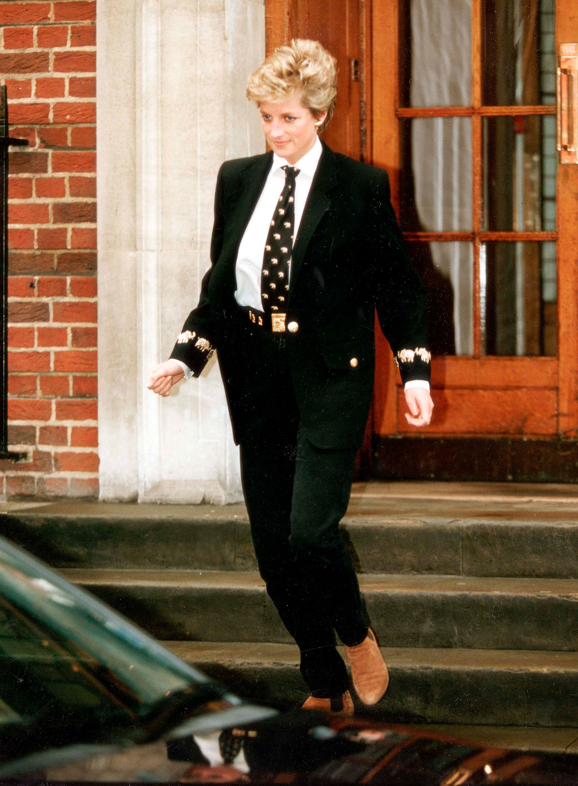 Diana en 1994, a su salida del hospital St. Marys. Era un icono de la moda y decidió retar a las revistas con atuendos masculinos, que también lograron ser tendencia (Shutterstock) 

