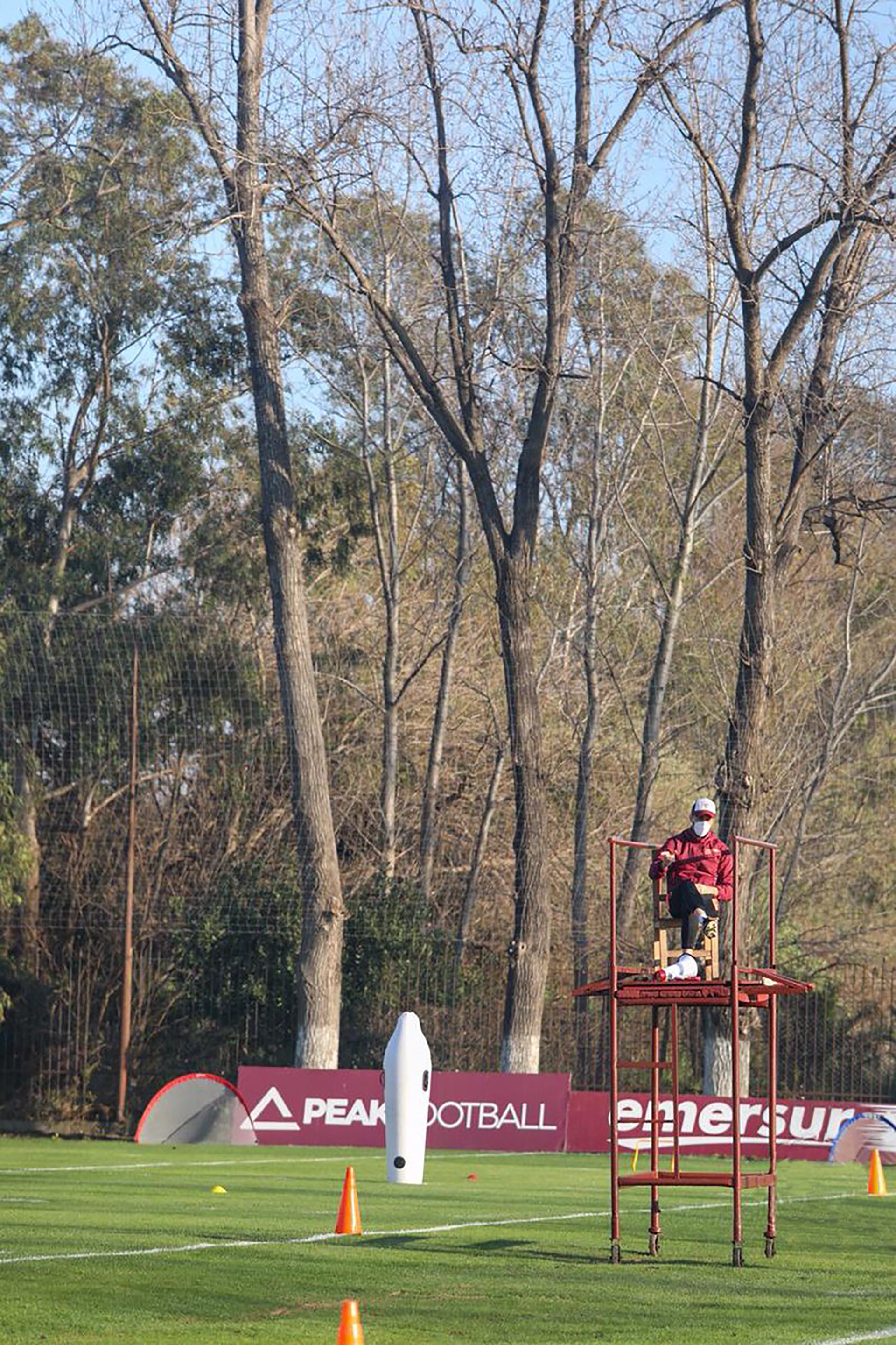 El entrenador de Lanús sorprendió a sus dirigidos desde un mangrullo con un megáfono