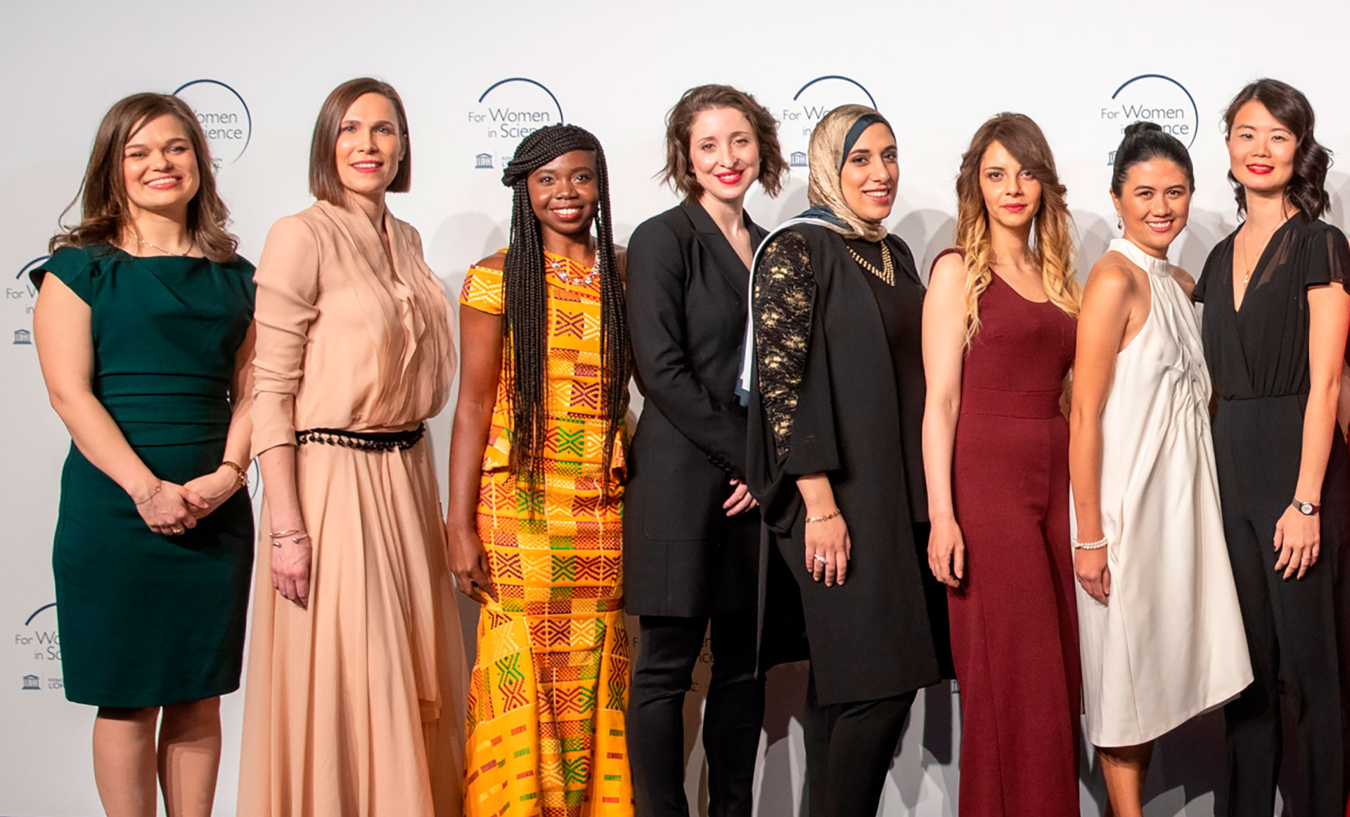 Cada año, el programa International Rising Talents de la Fundación L´Óreal premia a 15 mujeres jóvenes investigadoras destacadas, elegidas entre universidades e institutos de investigación nacionales y regionales de Jóvenes Talentos en todo el mundo, con un aporte adicional de 15.000 €.