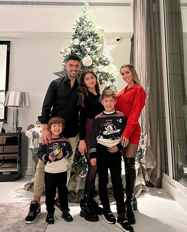 Luis Suárez se fotografío con su esposa y sus hijos. 
