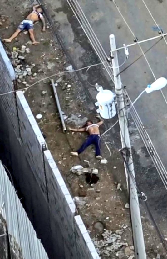 Corresponsales de la AFP escucharon disparos en el interior de la prisión y captaron imágenes aéreas en las que se ven varios cuerpos tendidos en el suelo de la penitenciaría, escenario de las peores masacres carcelarias que se registran en Ecuador desde febrero de 2021. (TWITTER)