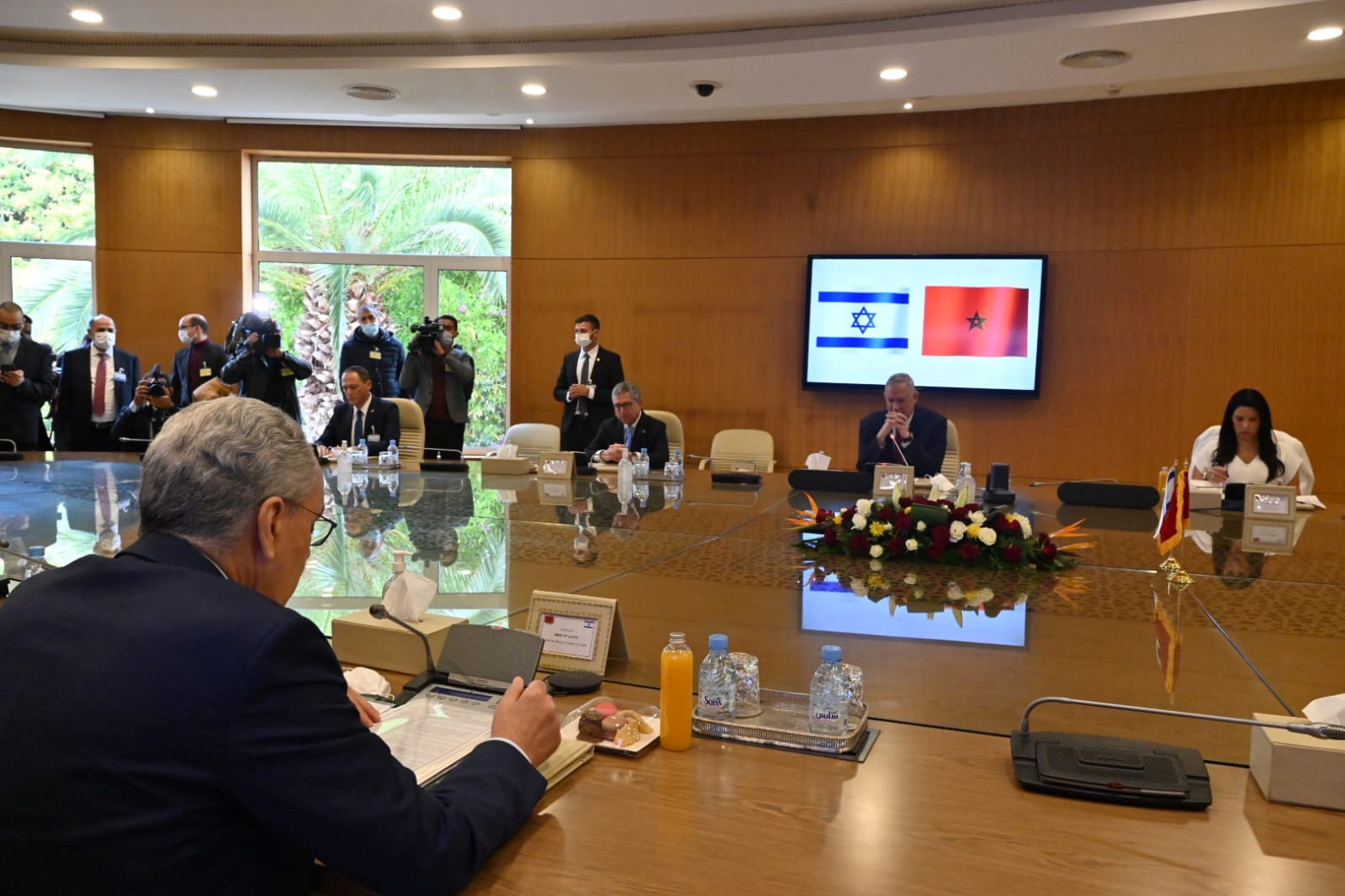 El ministro de Defensa israelí, Benny Gantz, se reúne con el ministro de Administración de Defensa de Marruecos, Abdellatif Loudiyi, en Rabat, Marruecos, el 24 de noviembre de 2021. Ministerio de Defensa de Israel/Handout vía REUTERS
