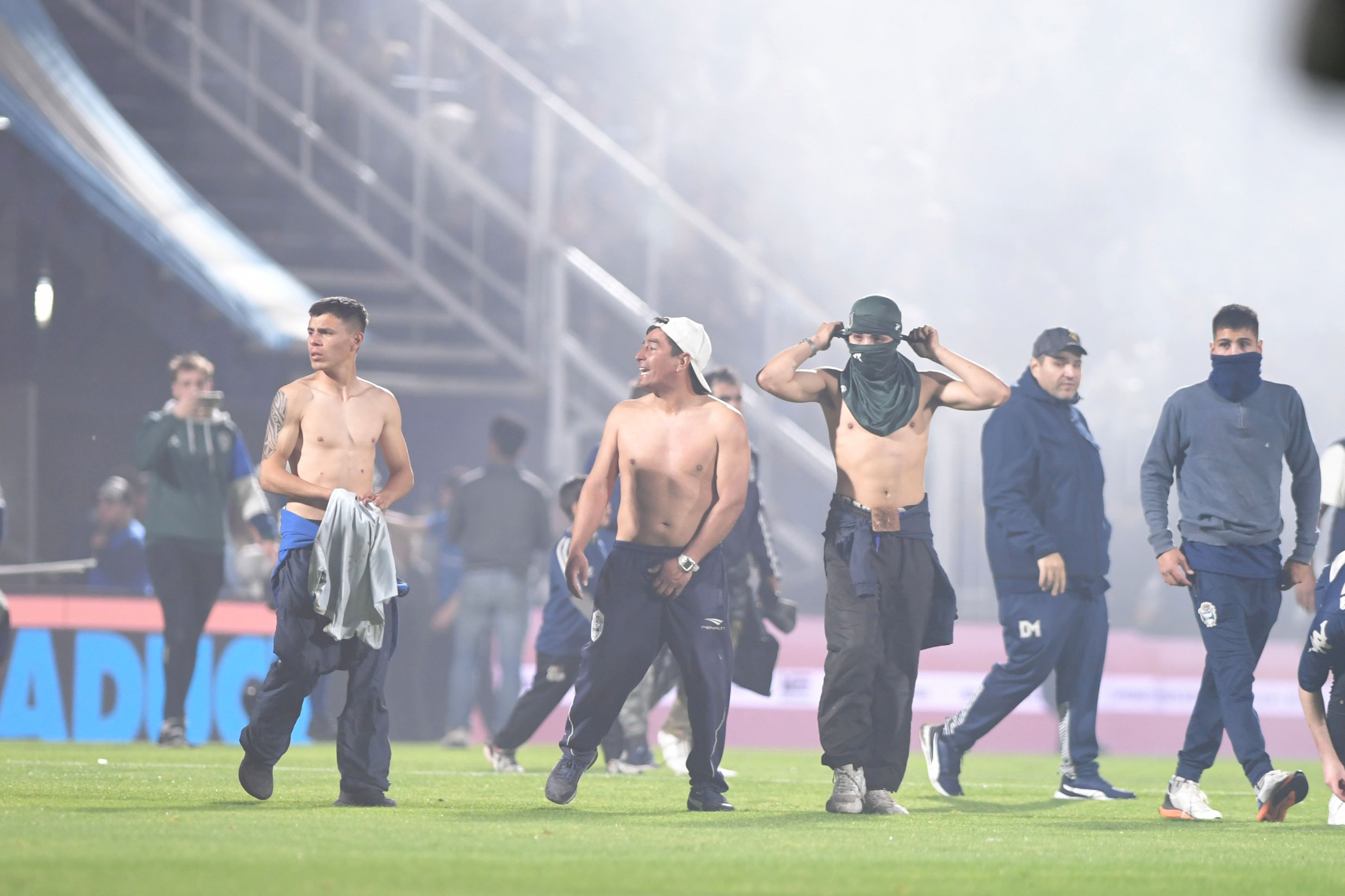 Luego se abrieron las puertas de las tribunas y el público ingresó al campo de juego para poder escaparse del caos 