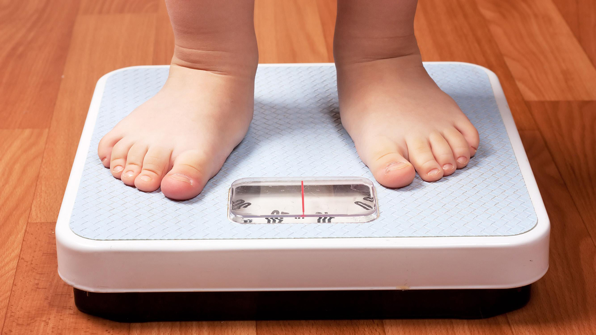 Este aumento de peso podría deberse a la pérdida de la influencia positiva que las escuelas tienden a tener sobre factores de riesgo clave, como horarios definidos de comida, actividad física y horario de sueño