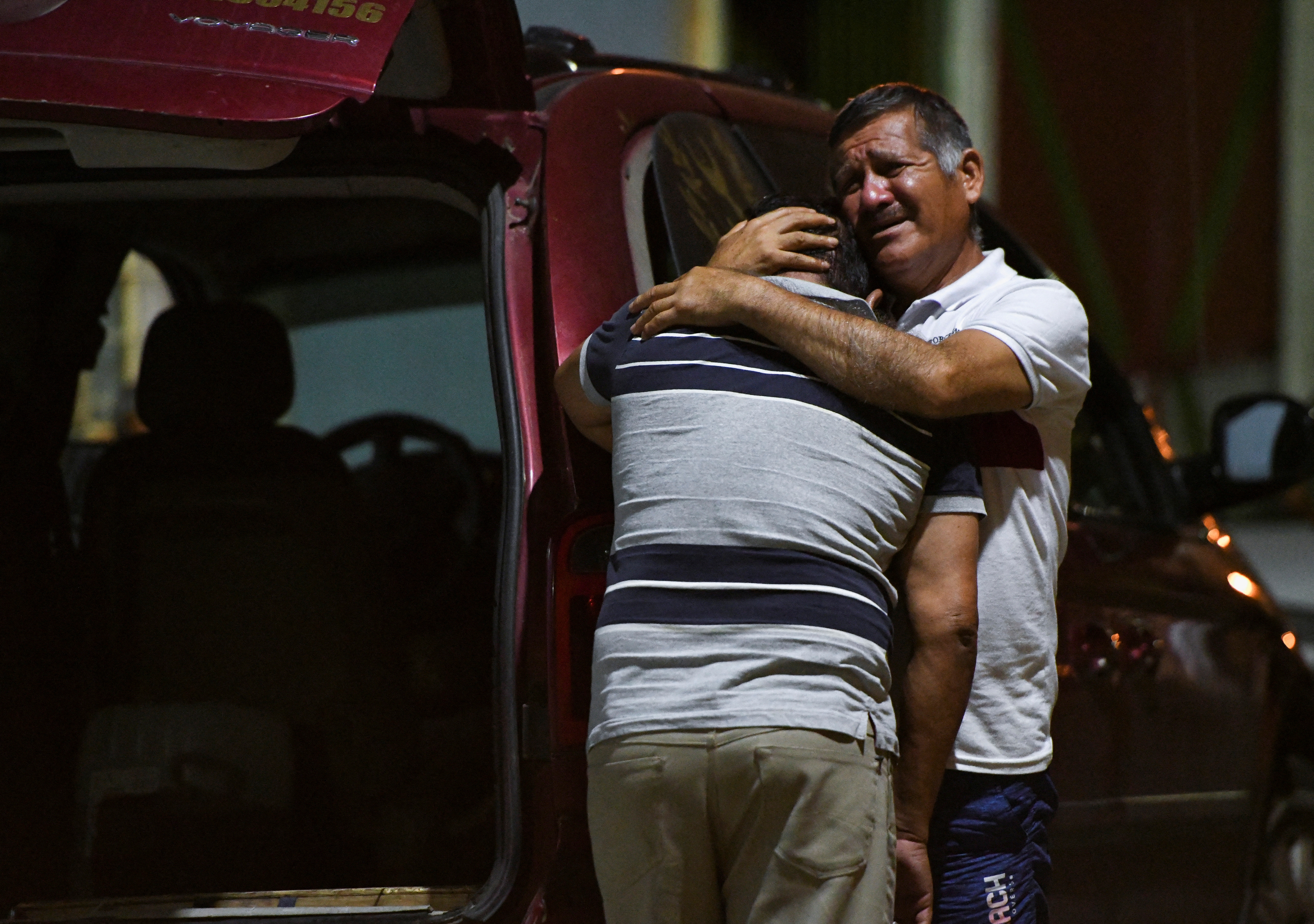 Familiares lloran y se abrazan durante el velorio de Sheila García en Minatitlán (Foto: Reuters)