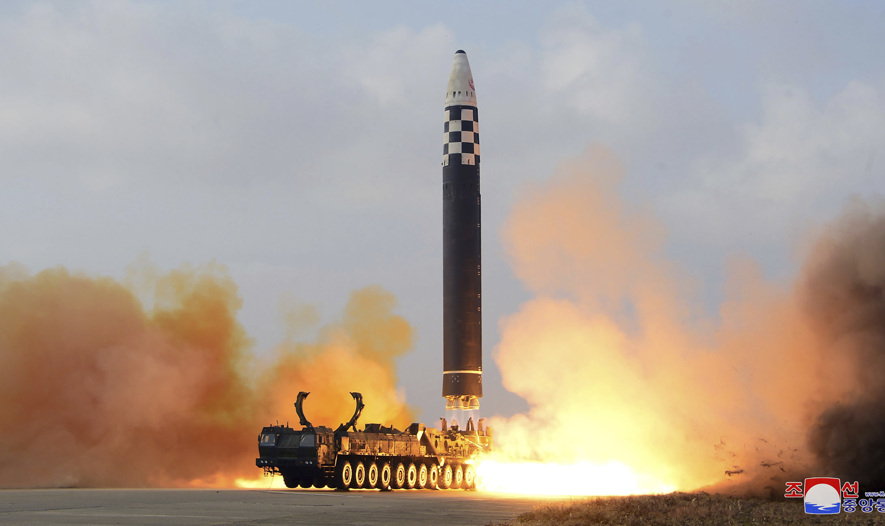 La agencia de propaganda del régimen norcoreano KCNA calificó el lanzamiento del Hwasong-17 como una respuesta a los “frenéticos” ejercicios de Estados Unidos y Corea del Sur. (AP)