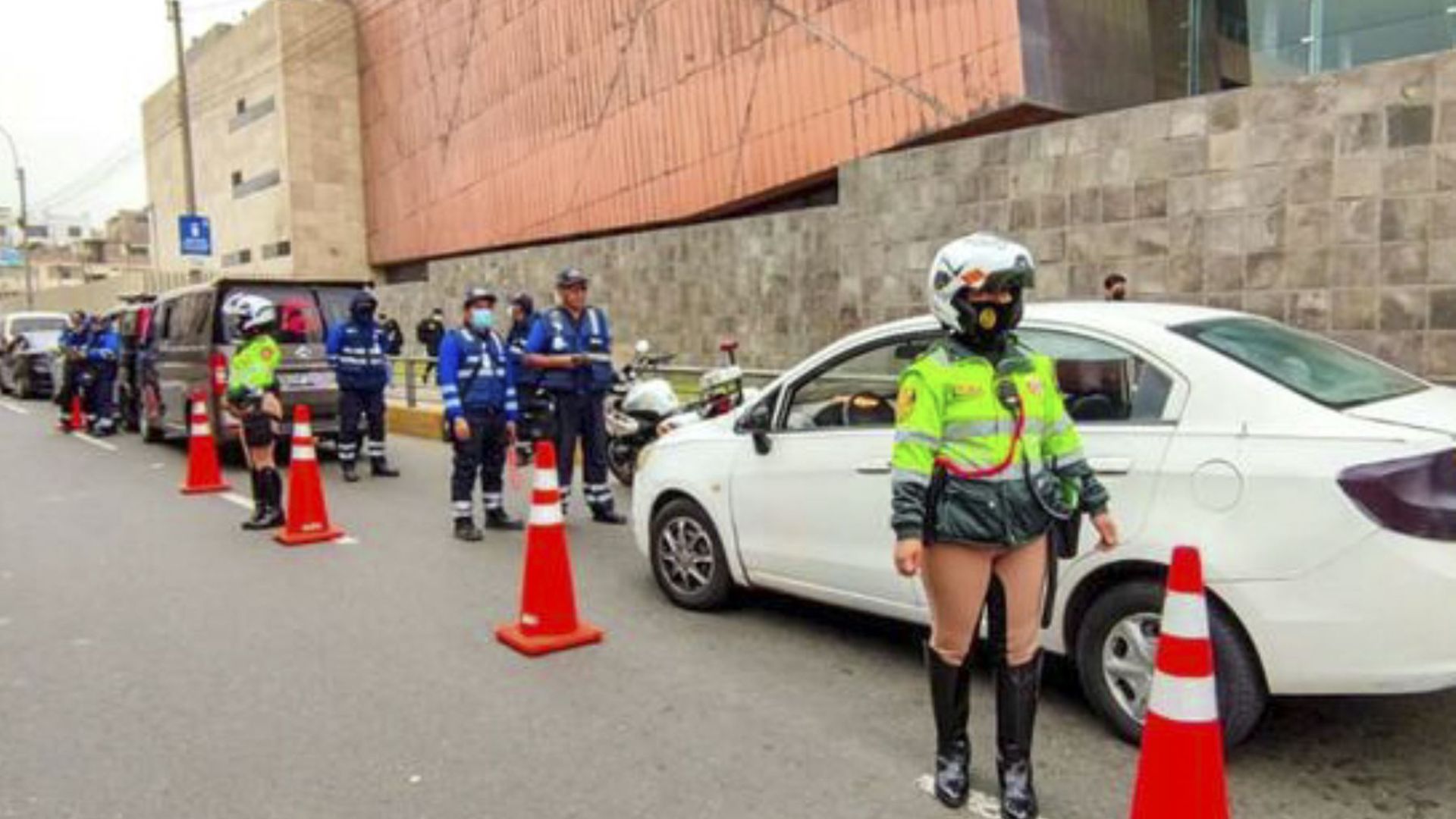 ATU y Policía Nacional del Perú anuncian operativos contra taxis informales - Infobae