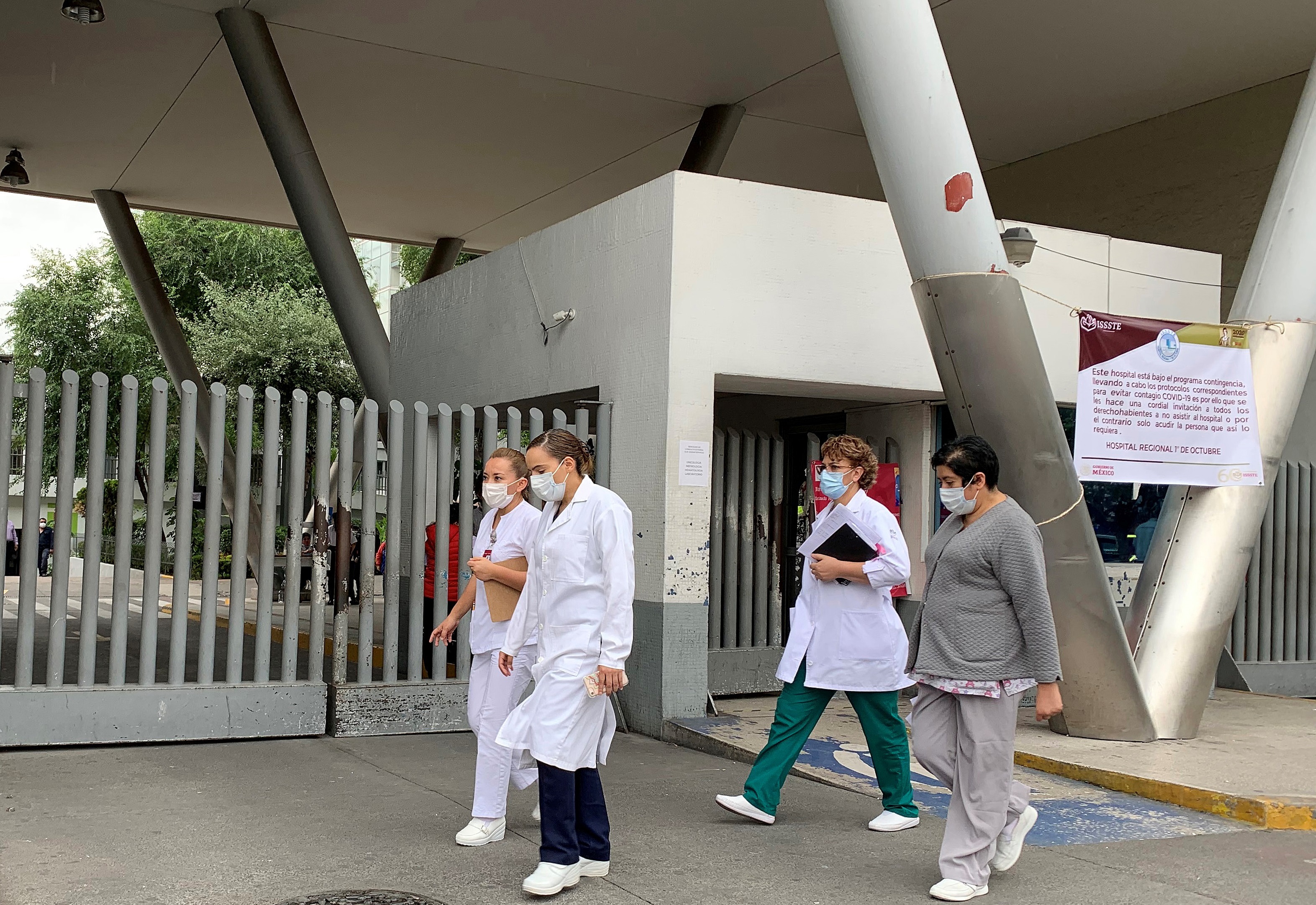 Personal médico camina en el exterior del Hospital 1 de Octubre en Ciudad de México. (FOTO: EFE/ José Pazos/Archivo)
