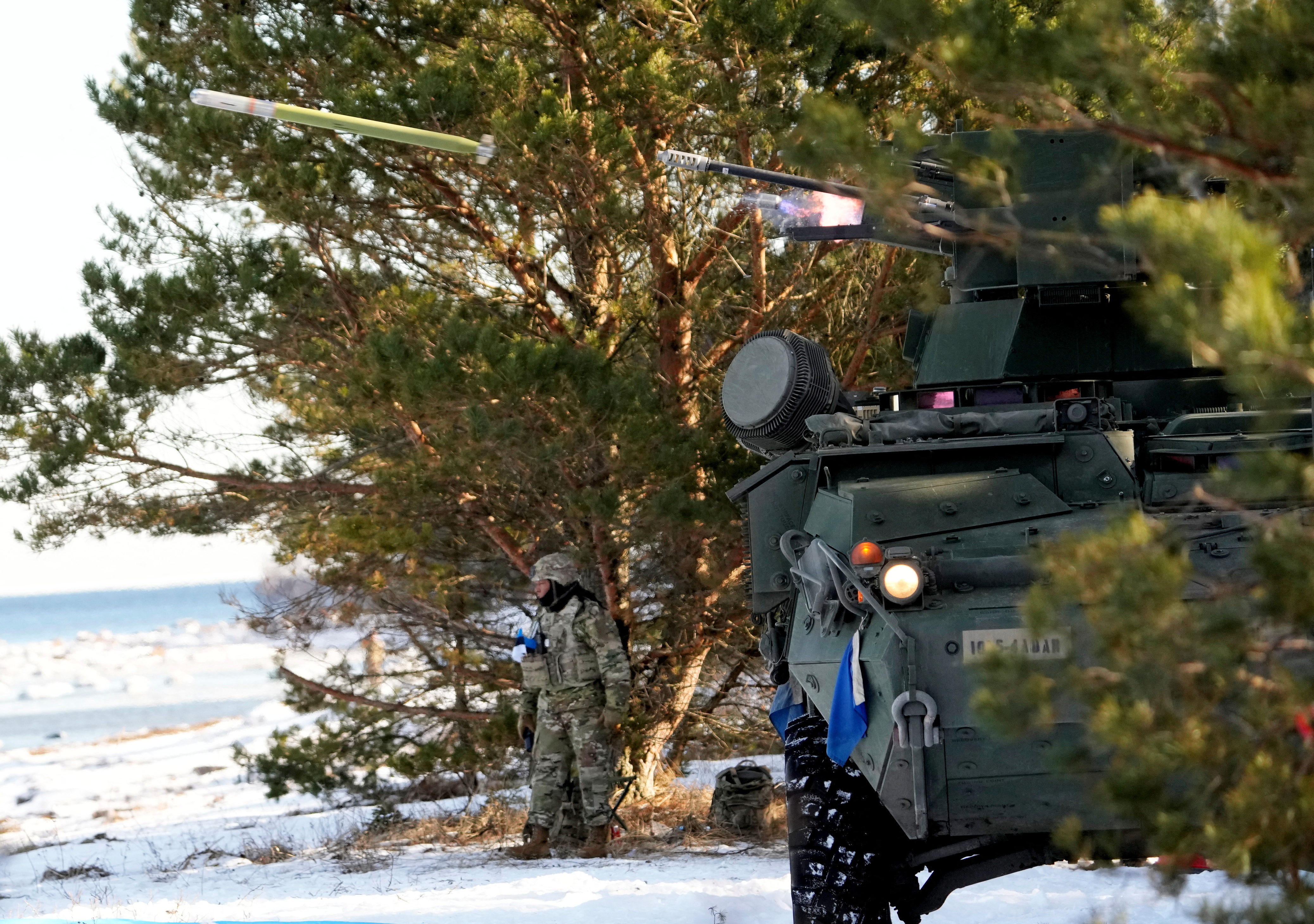 Tropas estadounidenses disparan un misil Stinger desde su vehículo de combate blindado Stryker durante el simulacro militar Saber Strike en Rutja, Estonia, el 10 de marzo de 2022. REUTERS/Ints Kalnins