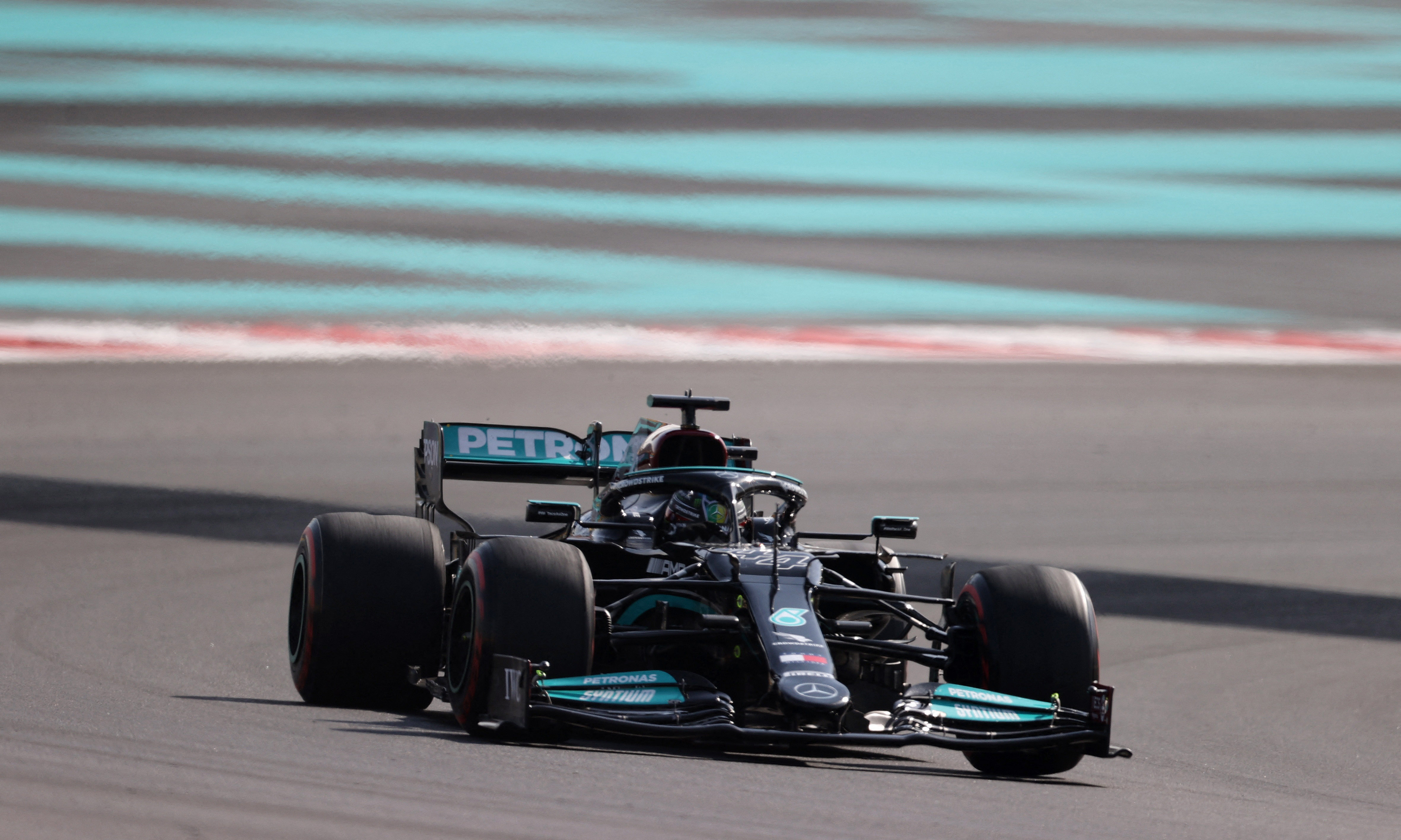 Hamilton va por la victoria este domingo en el Circuito Yas Marina de Abu Dhabi (Foto: REUTERS)