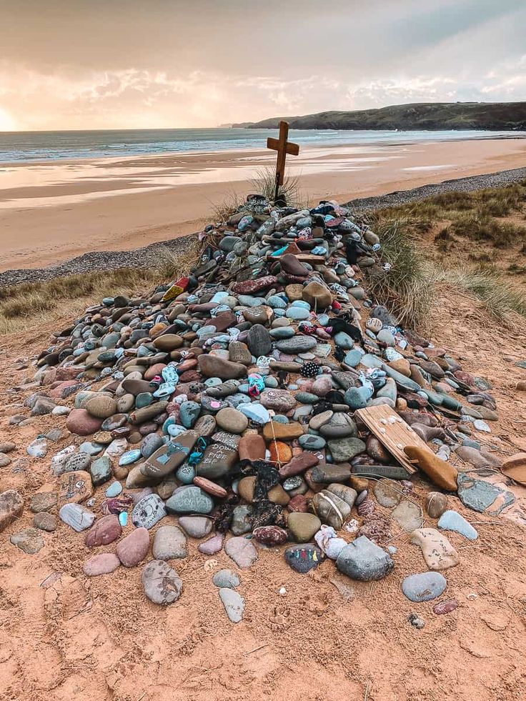 El memorial de Dobby en Freshwater West Beach en Pembrokeshire, Gales