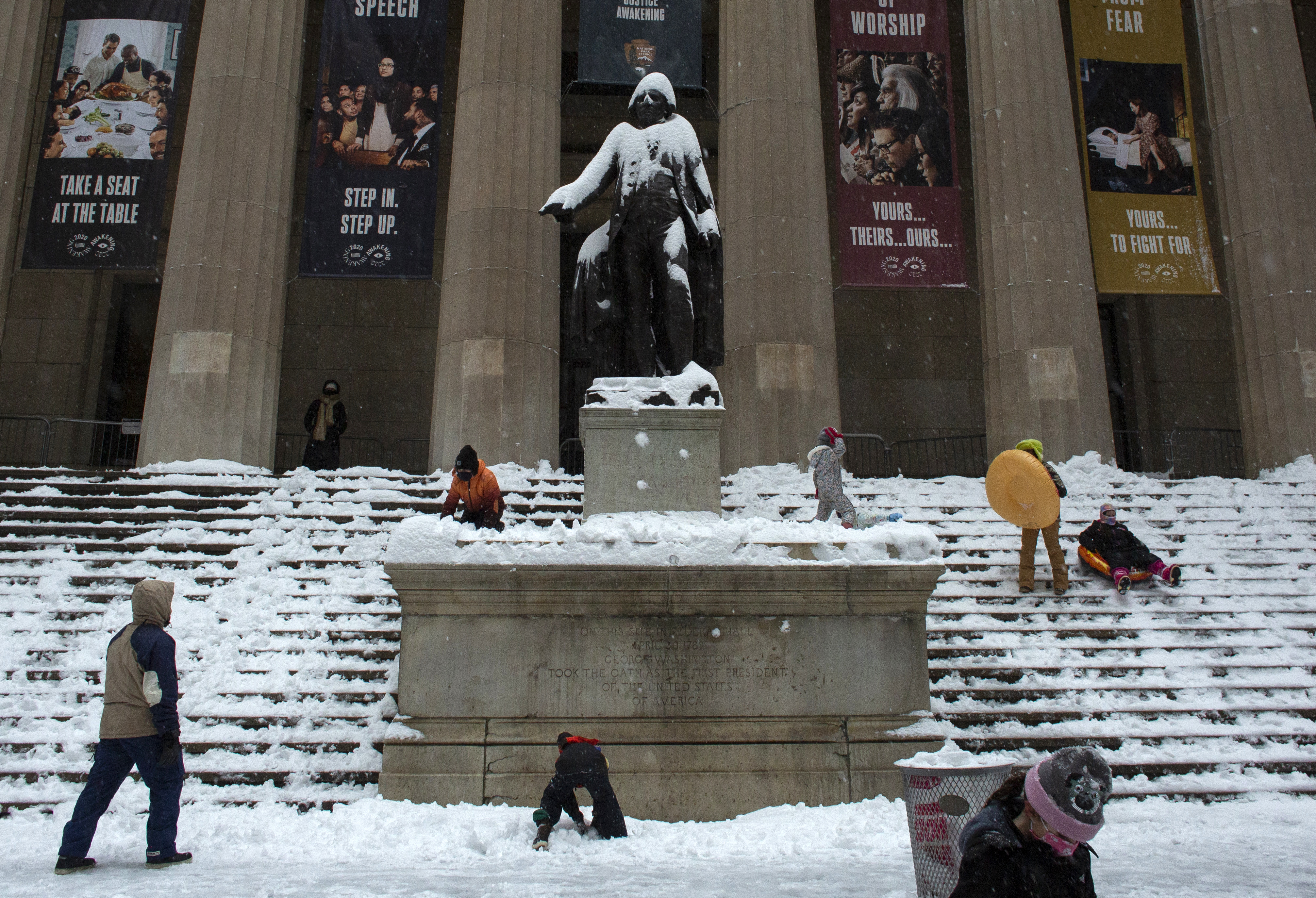 Batalla de bolas de nieve frente a Wall Street. (Kena Betancur / AFP)