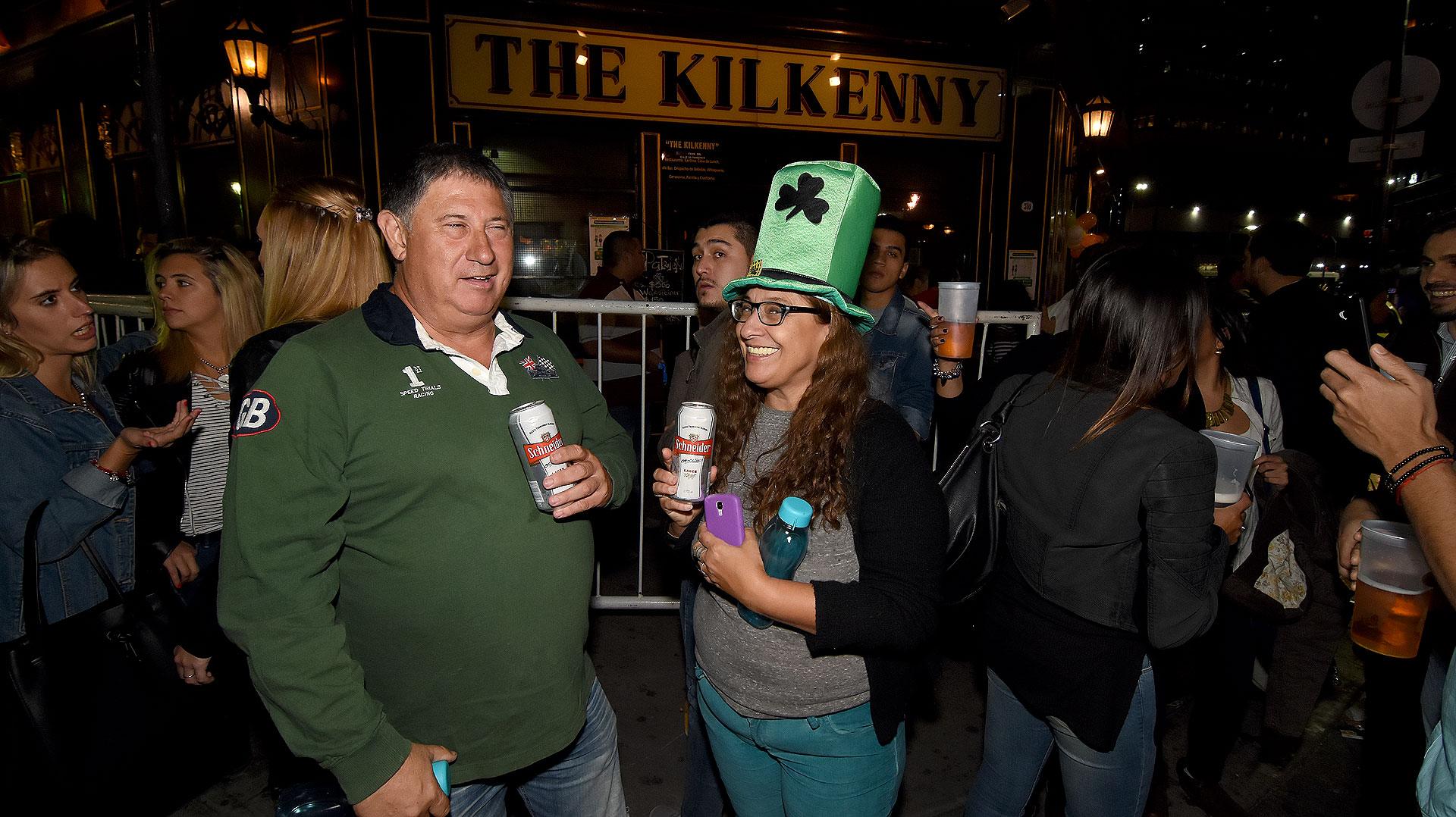 En el Día de San Patricio se acostrumbra a beber cerveza y llevar atuendos de color verde (Nicolás Stulberg)