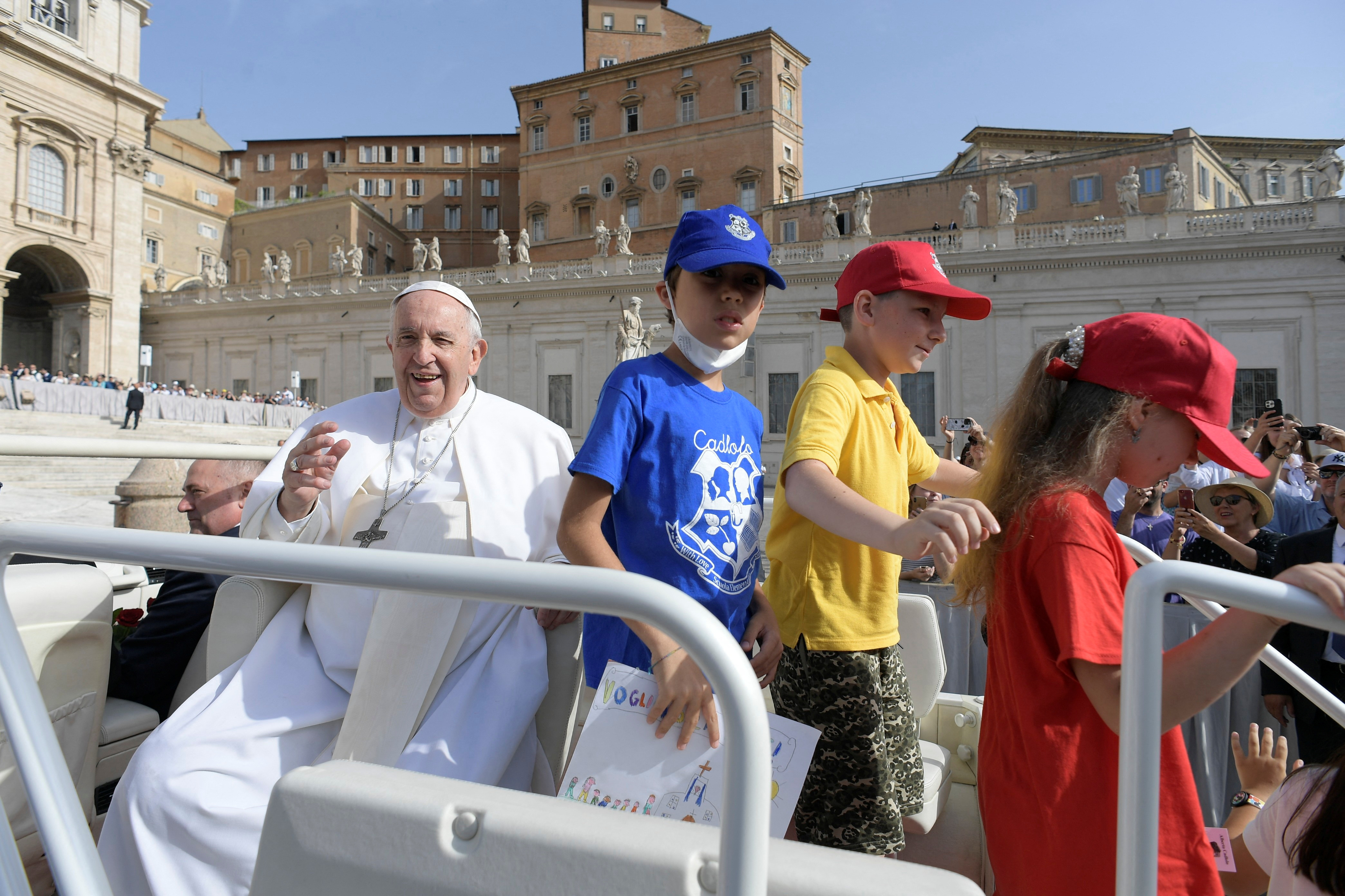 El papa Francisco llega a la audiencia general semanal en el Vaticano con niños ucranianos, el 22 de junio de 2022. Vatican Media/Handout via REUTERS