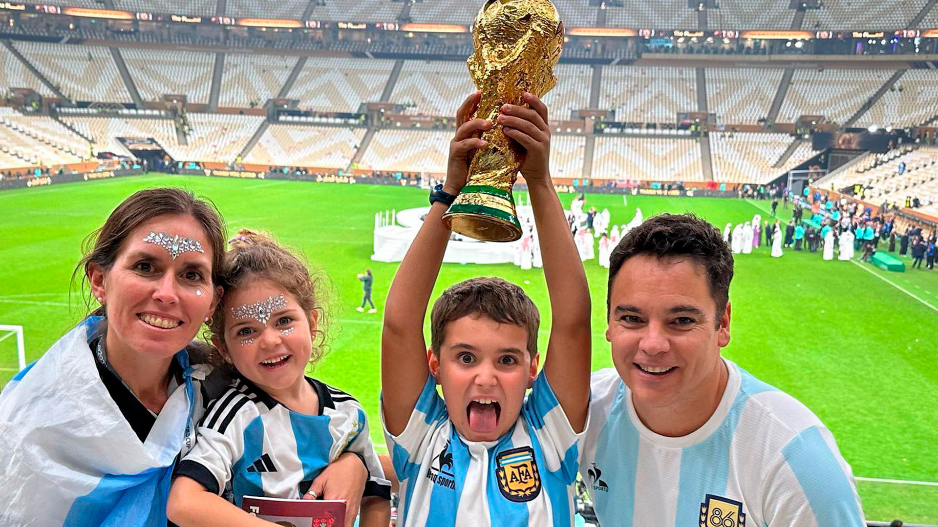 Paula, Victoria, Salvador y Manuel, los argentinos que llevaron la copa a Qatar con la que Messi cumplió su sueño