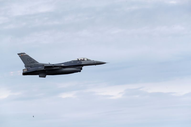 FOTO DE ARCHIVO: Un F-16 Fighting Falcon de la Fuerza Aérea de Estados Unidos del Ala 140 de la Guardia Nacional Aérea de Colorado durante el ejercicio de la OTAN Saber Strike sobrevuela la base aérea militar de Amari, Estonia, 12 de junio de 2018. REUTERS/Ints Kalnins