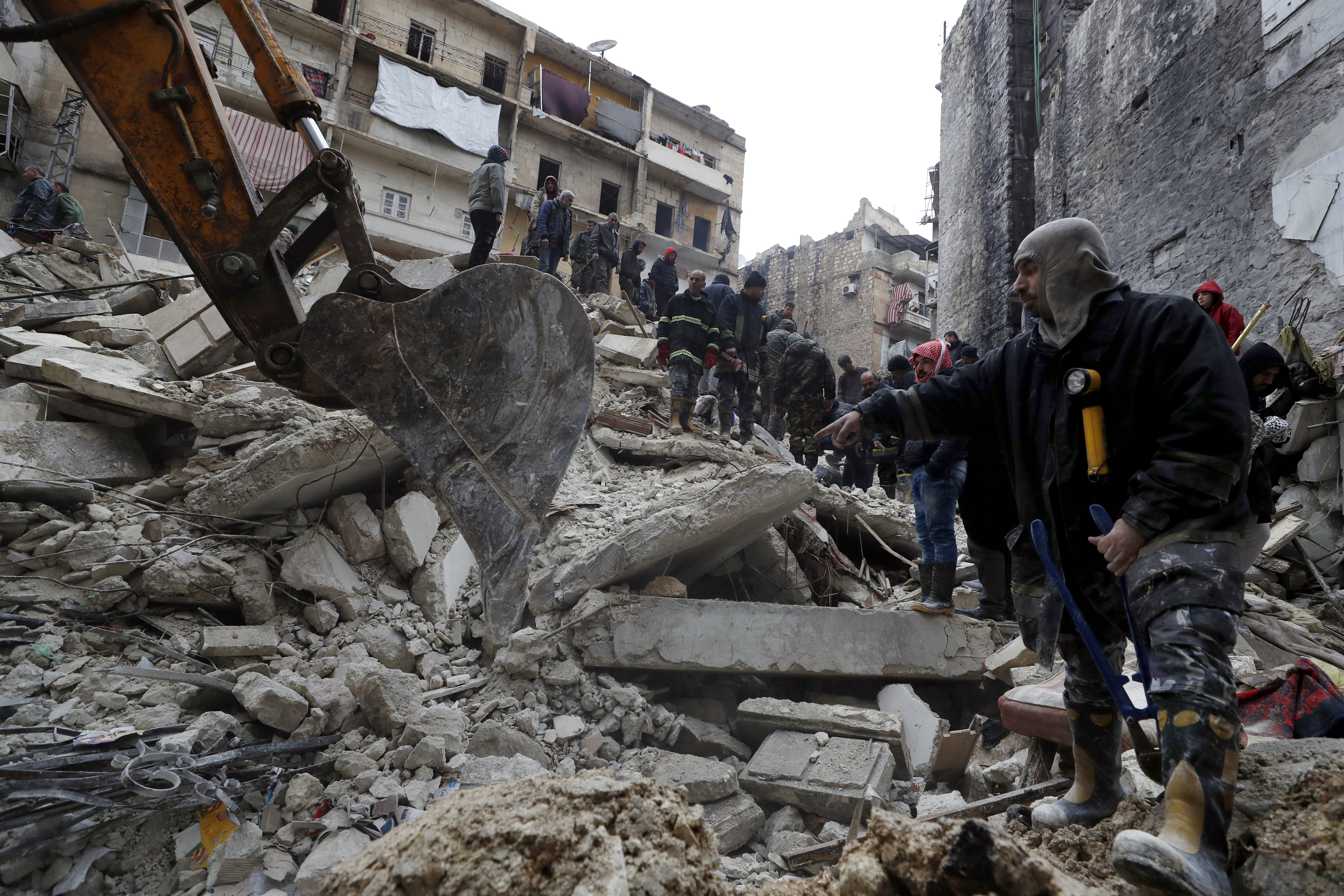 La cifra de muertos tras el poderoso terremoto que golpeó Turquía y Siria ascendió a más de 24.000. (AP)