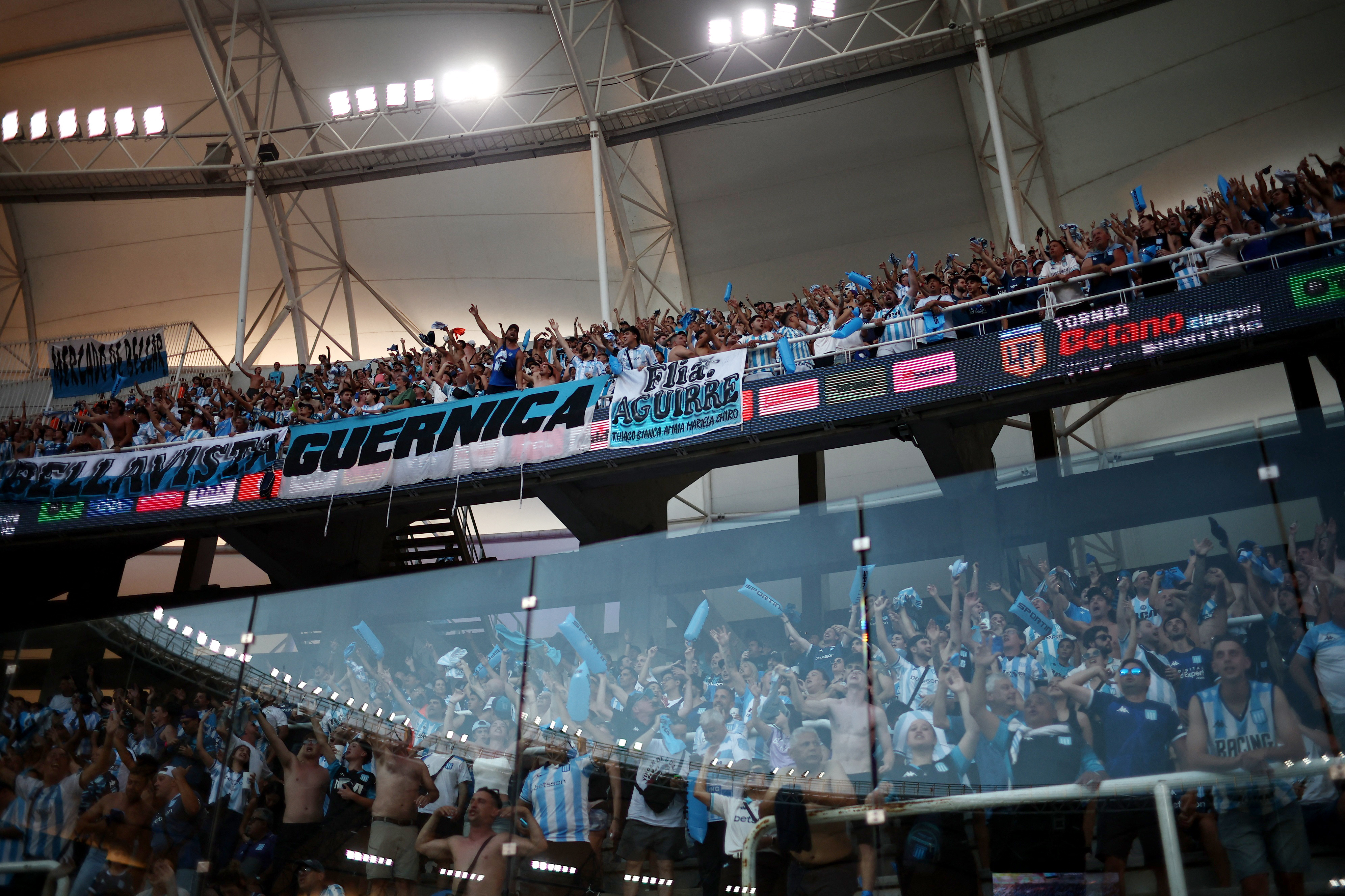 El Gobierno le prohibi&oacute; el ingreso a los estadios a un hincha de Racing por un grave episodio de violencia 