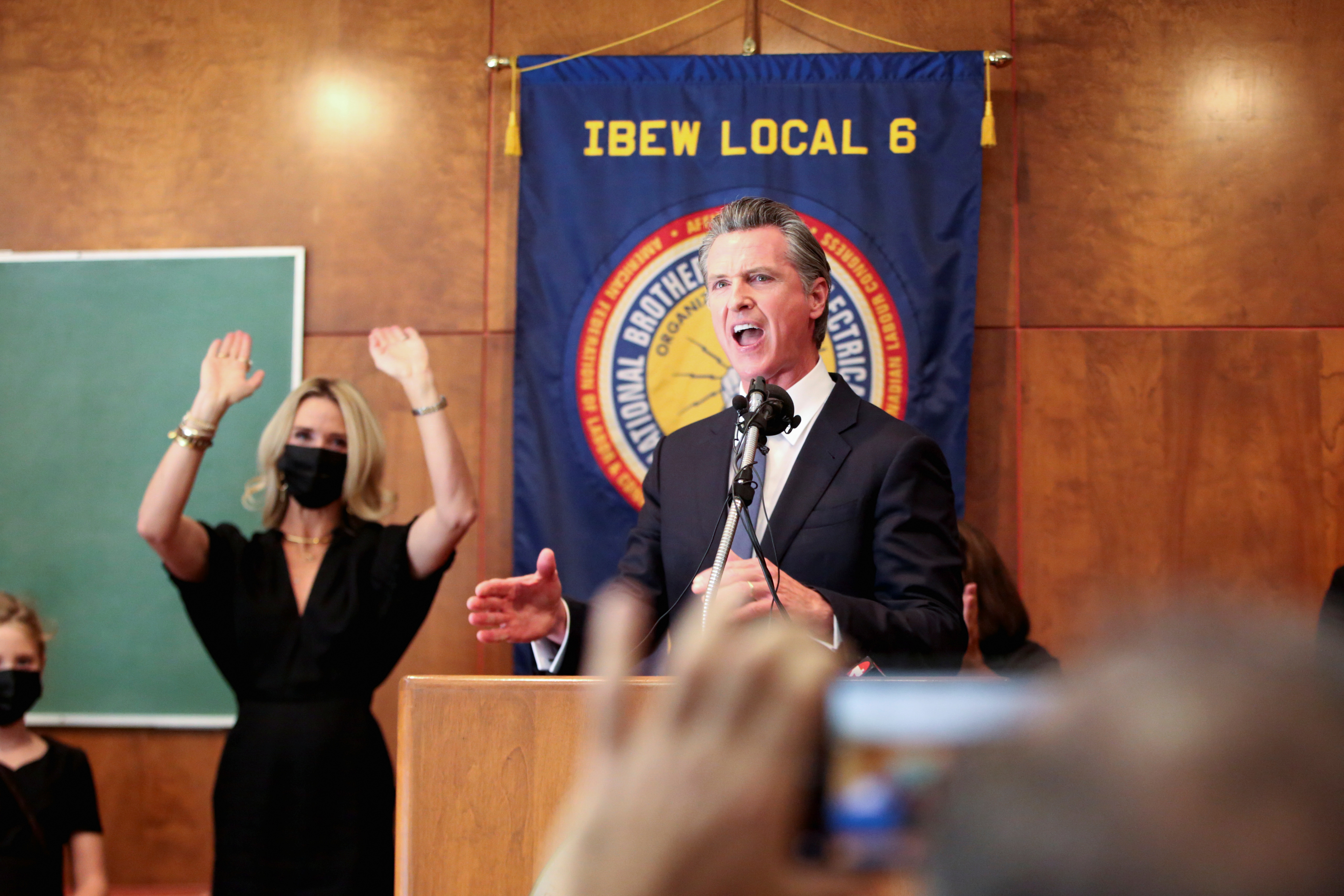 California votó en contra de la destitución del gobernador demócrata Gavin Newsom (FOTO: REUTERS)