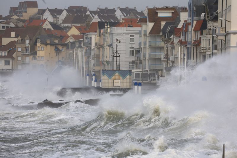Unas olas chocan contra el rompeolas durante la tormenta Eunice en Wimereux, Francia, el 18 de febrero de 2022 (REUTERS)