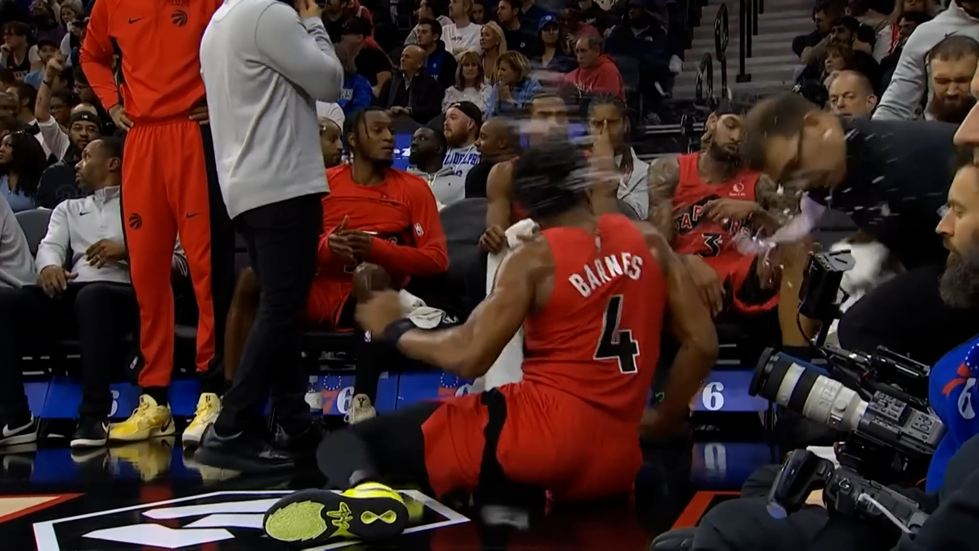 ¿Quién es el “hombre del fedora”? El elegante adolescente francés de la foto viral del robo en el Louvre