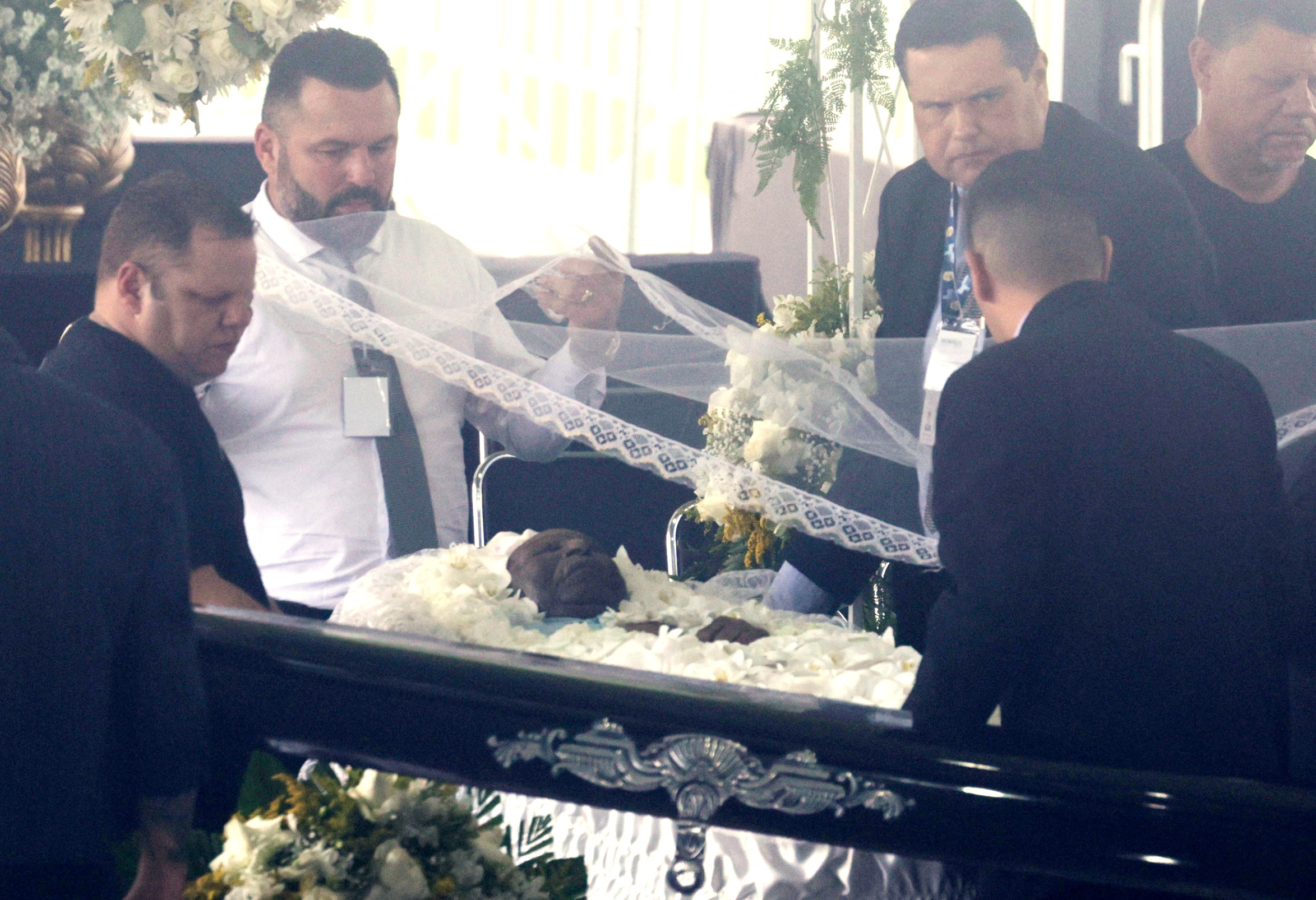 Se tomó la decisión de que el funeral sea a cajón abierto (Foto: Reuters)