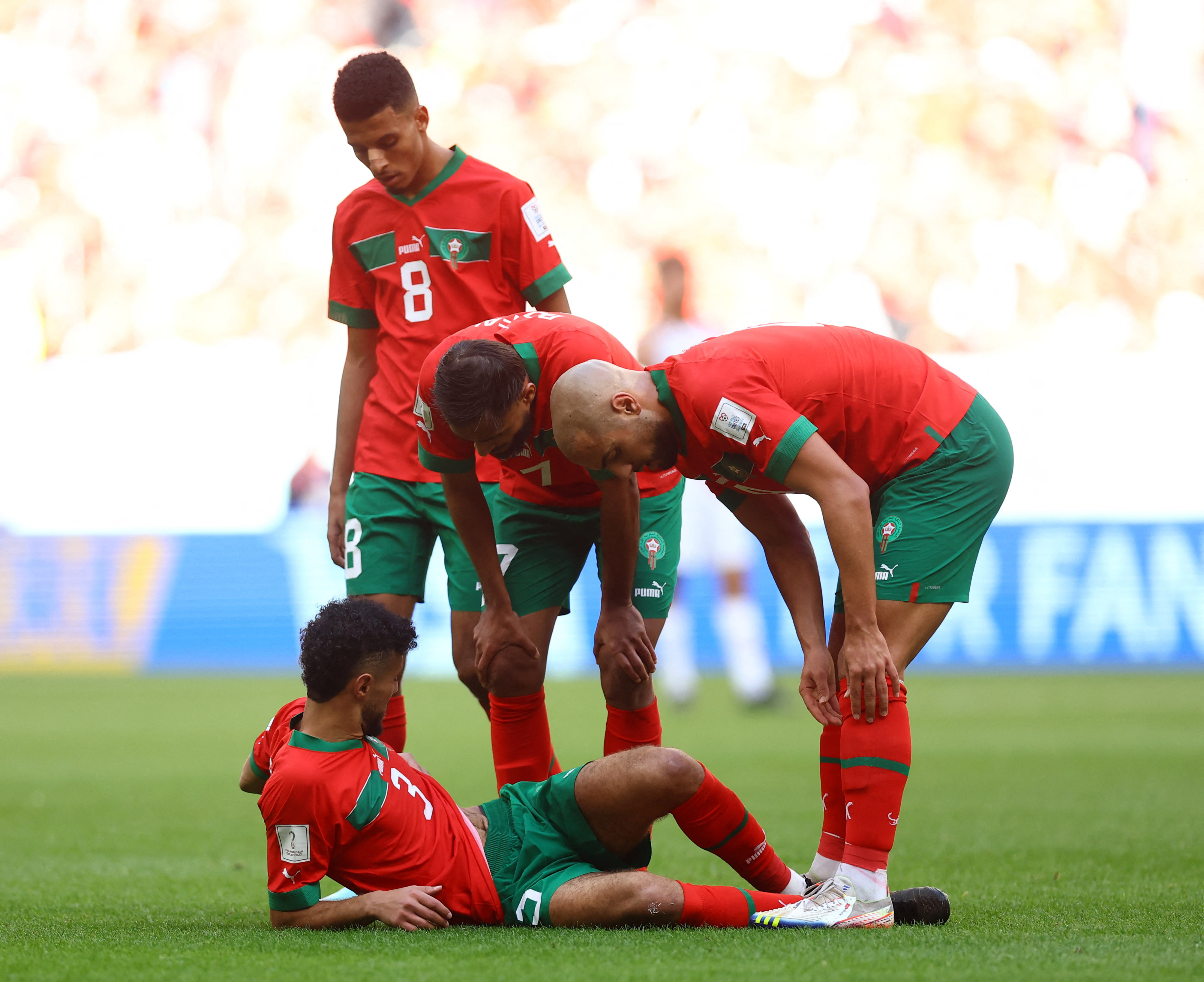 Una inesperada lesión le impidió continuar en el juego a Mazaraoui. (REUTERS/Hannah Mckay)