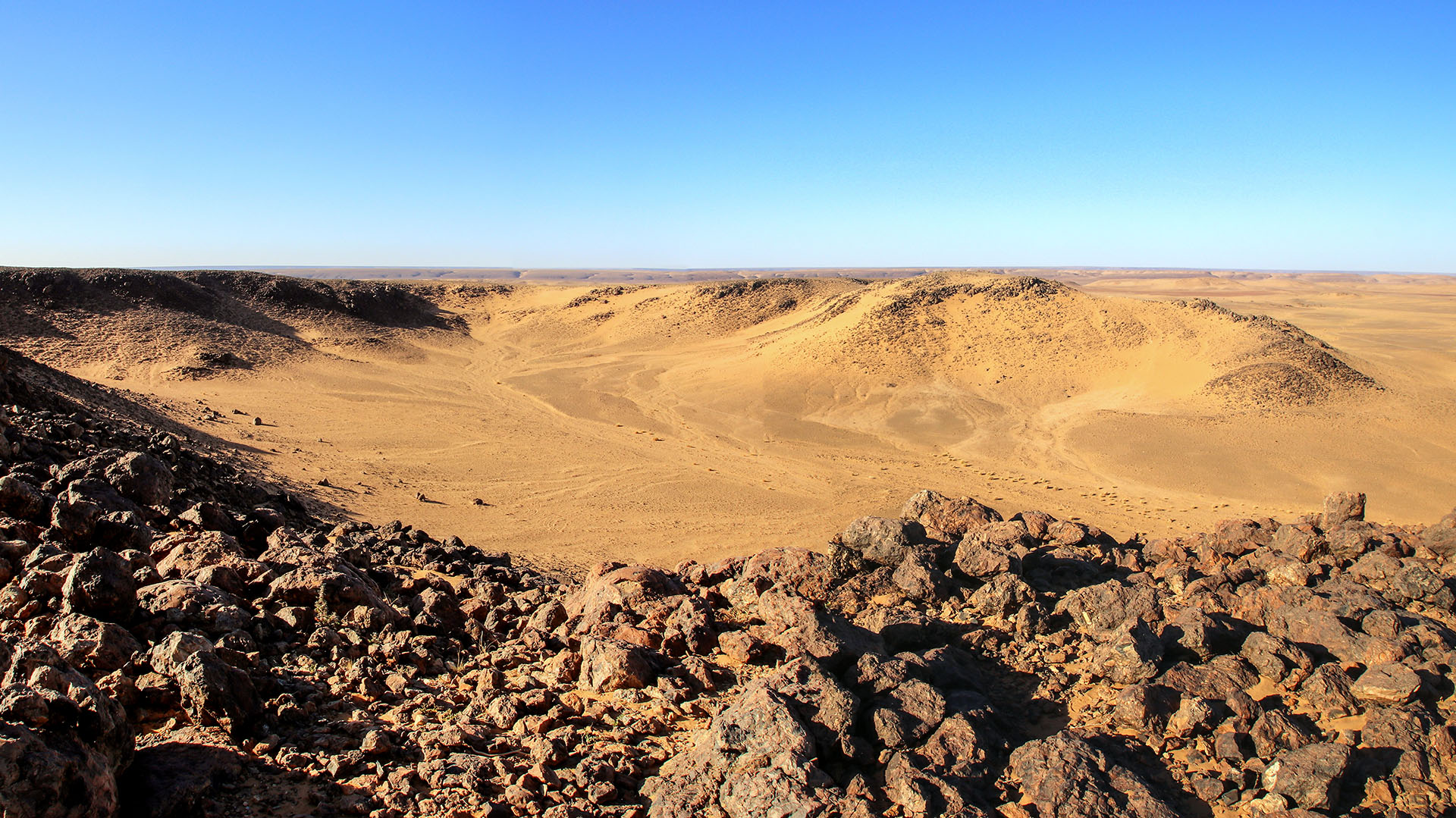 La estructura Richat se halla cerca de la ciudad de Ouadane, en Mauritania, en el noroeste de África. Es posible acercarse, pero no se puede ver completamente salvo desde el espacio