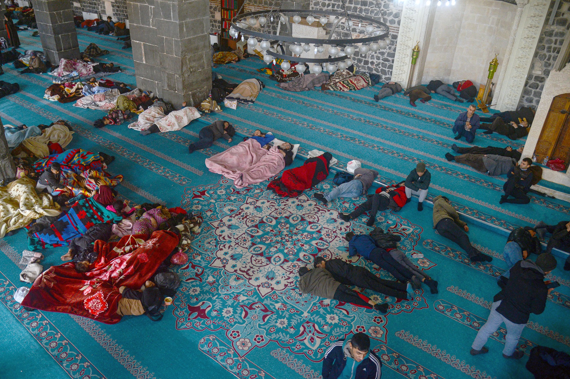 Víctimas del terremoto se refugian en la Gran Mezquita de Diyarbakir (AFP)