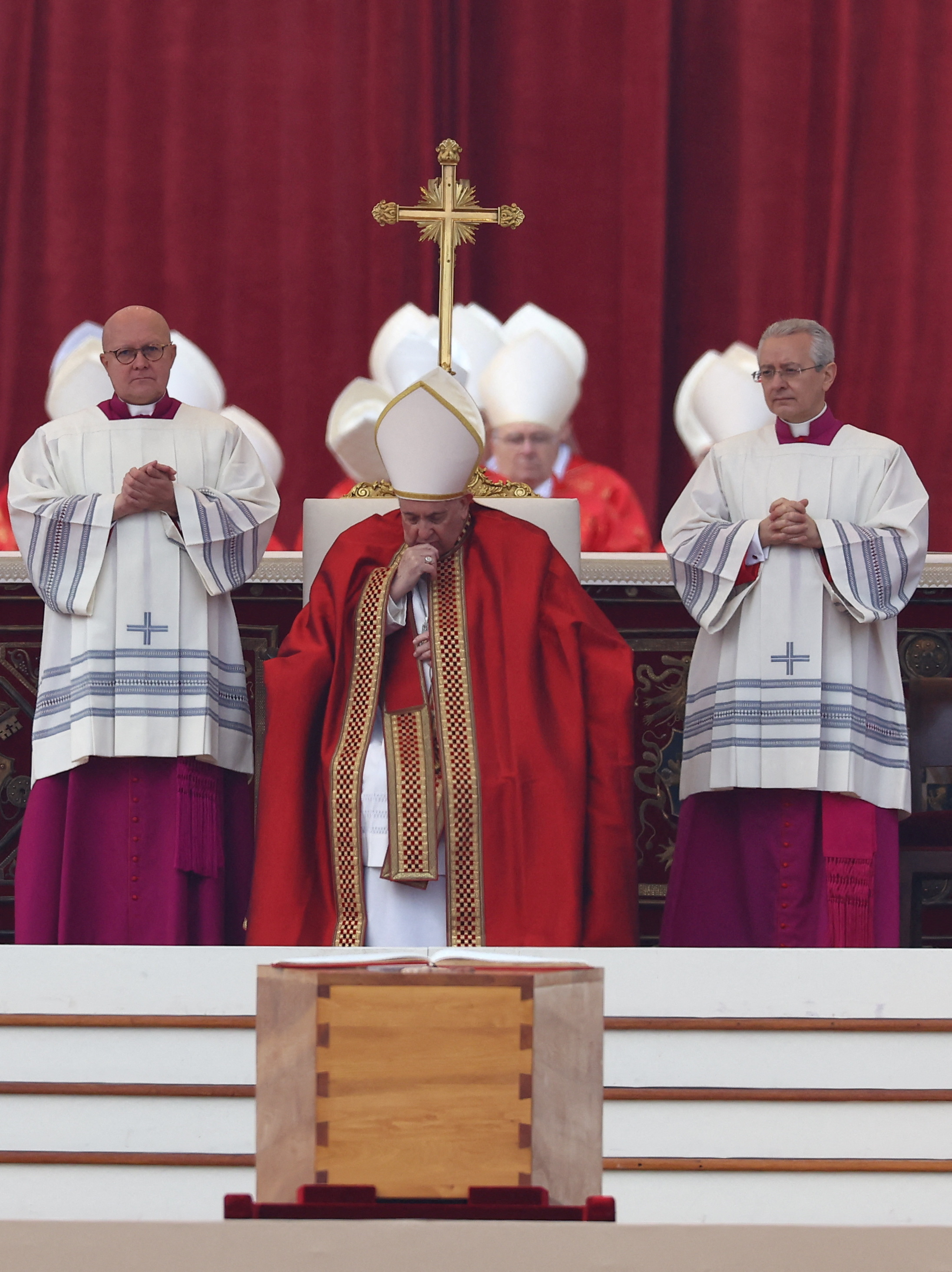 El Papa Francisco preside las ceremonias fúnebres de Benedicto XVI en la Plaza de San Pedro en el Vaticano.