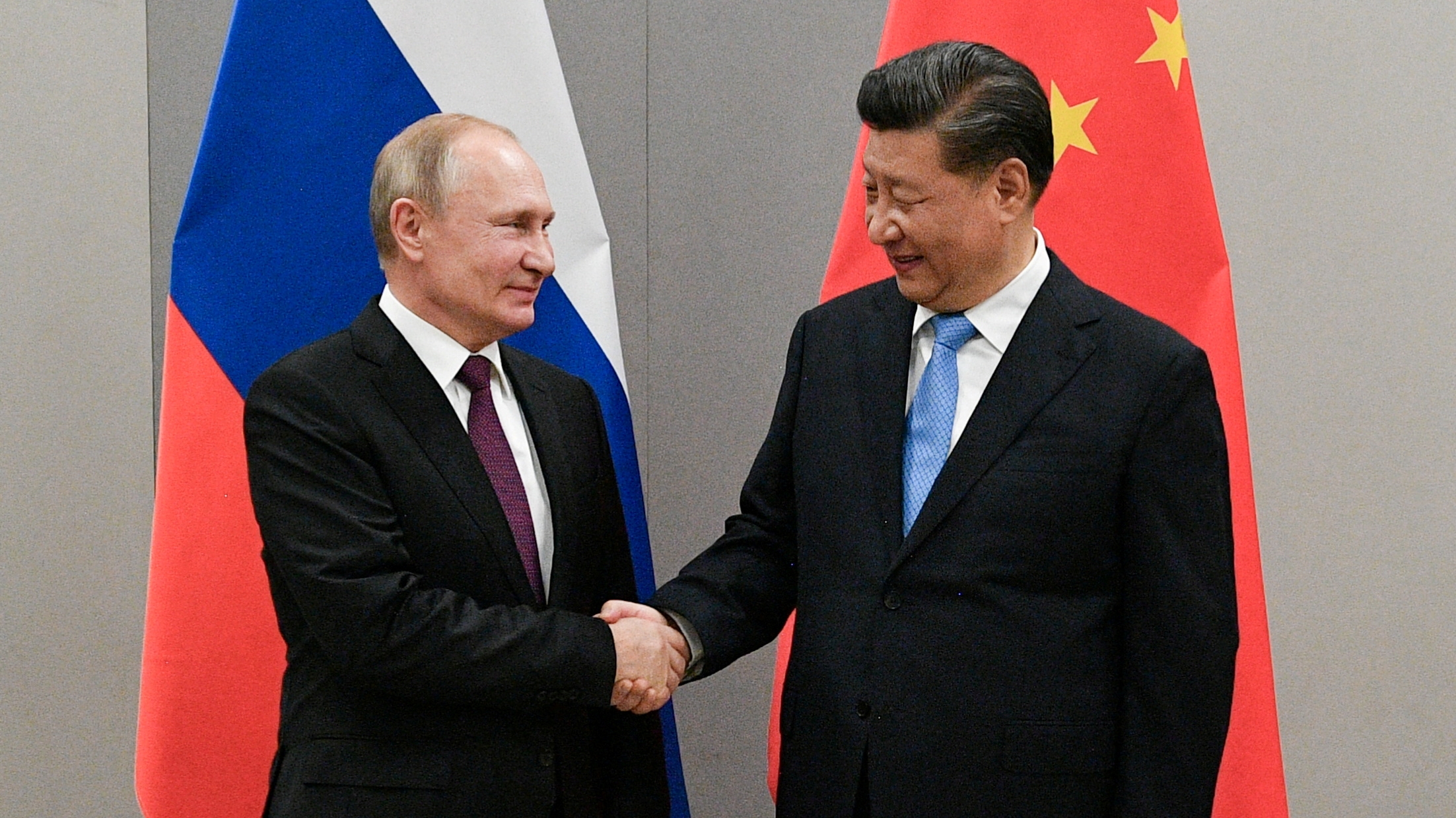 El presidente ruso, Vladímir Putin, estrecha la mano del presidente chino, Xi Jinping, durante su reunión al margen de una cumbre de los BRICS, en Brasilia, Brasil, 13 de noviembre de 2019.  Sputnik/Ramil Sitdikov/Kremlin vía REUTERS/Archivo