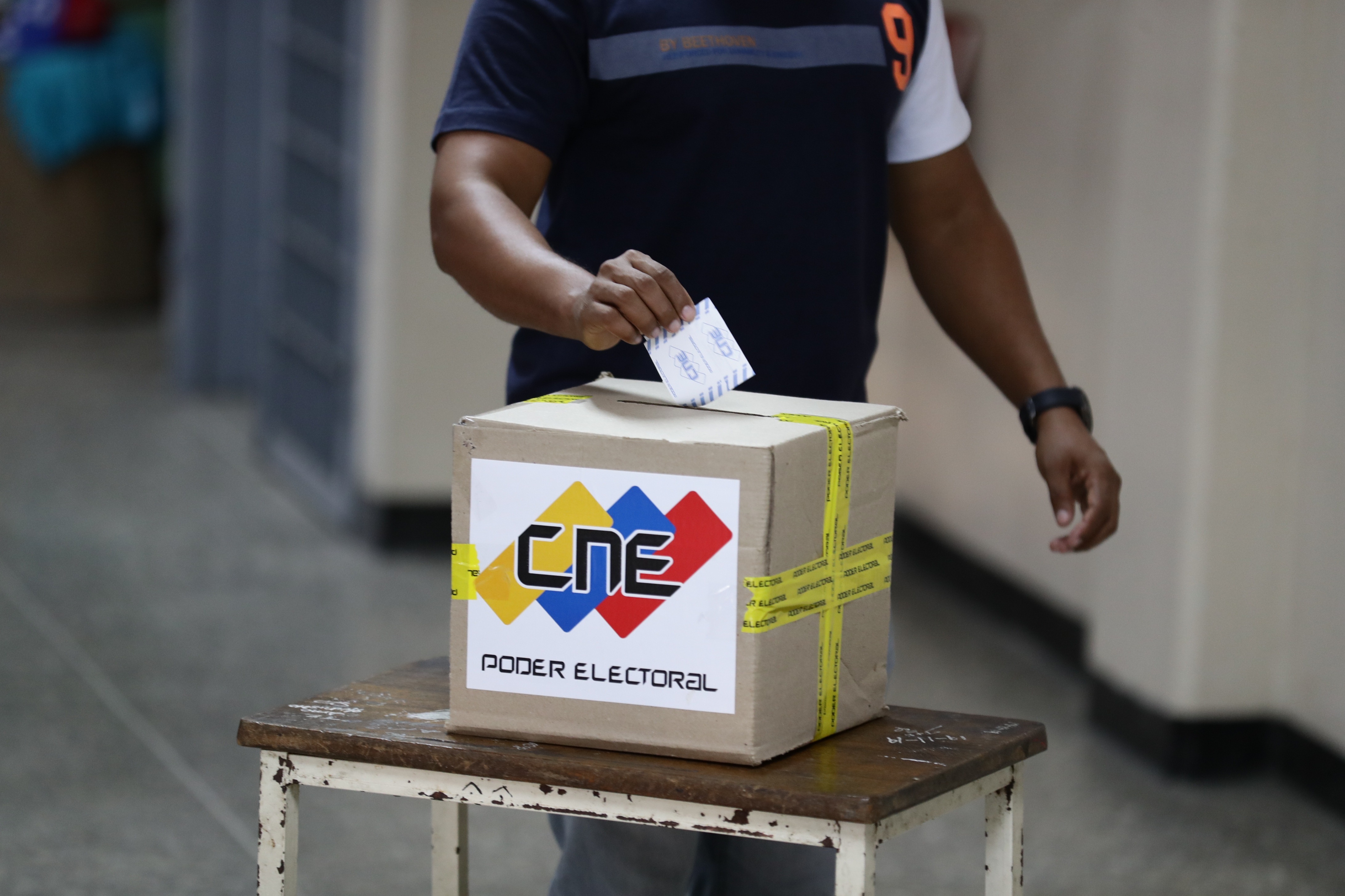 Un hombre ejerce su derecho al voto en un colegio electoral en Venezuela (EFE/Rayner Peña R.)