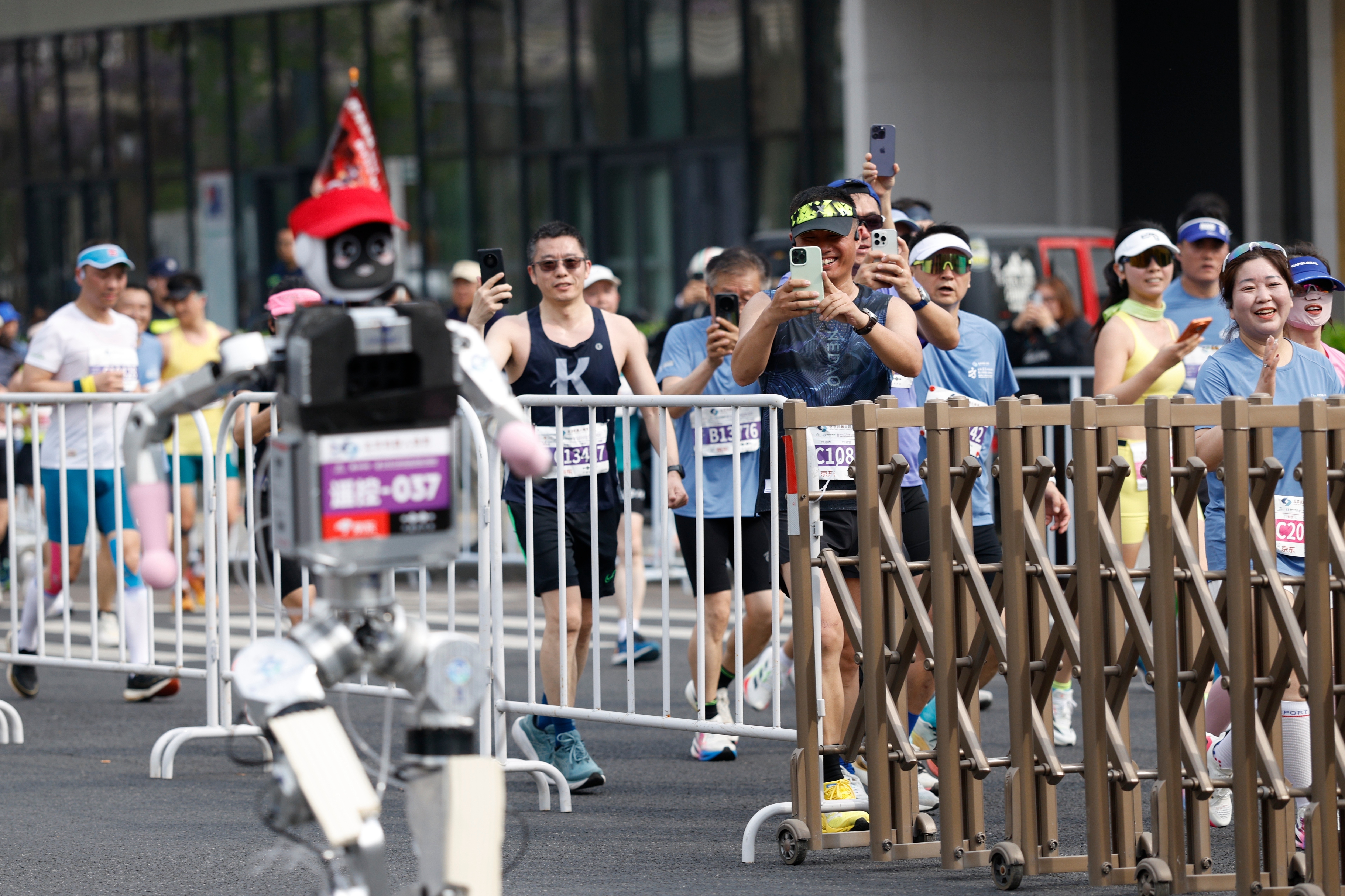 Un robot humanoide super&oacute; la marca mundial en una media marat&oacute;n en Beijing