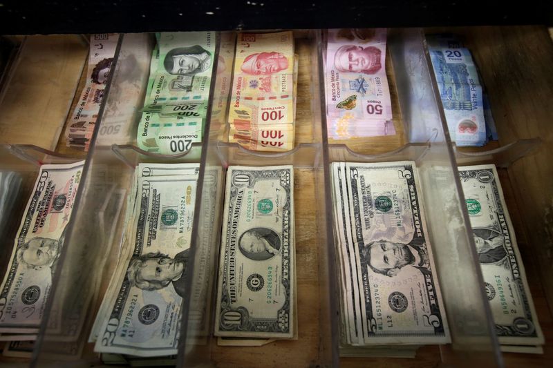 El peso mexicano ha sufrido una depreciación frente al dólar tras la llegada del COVID-19  Reuters/José Luis González.