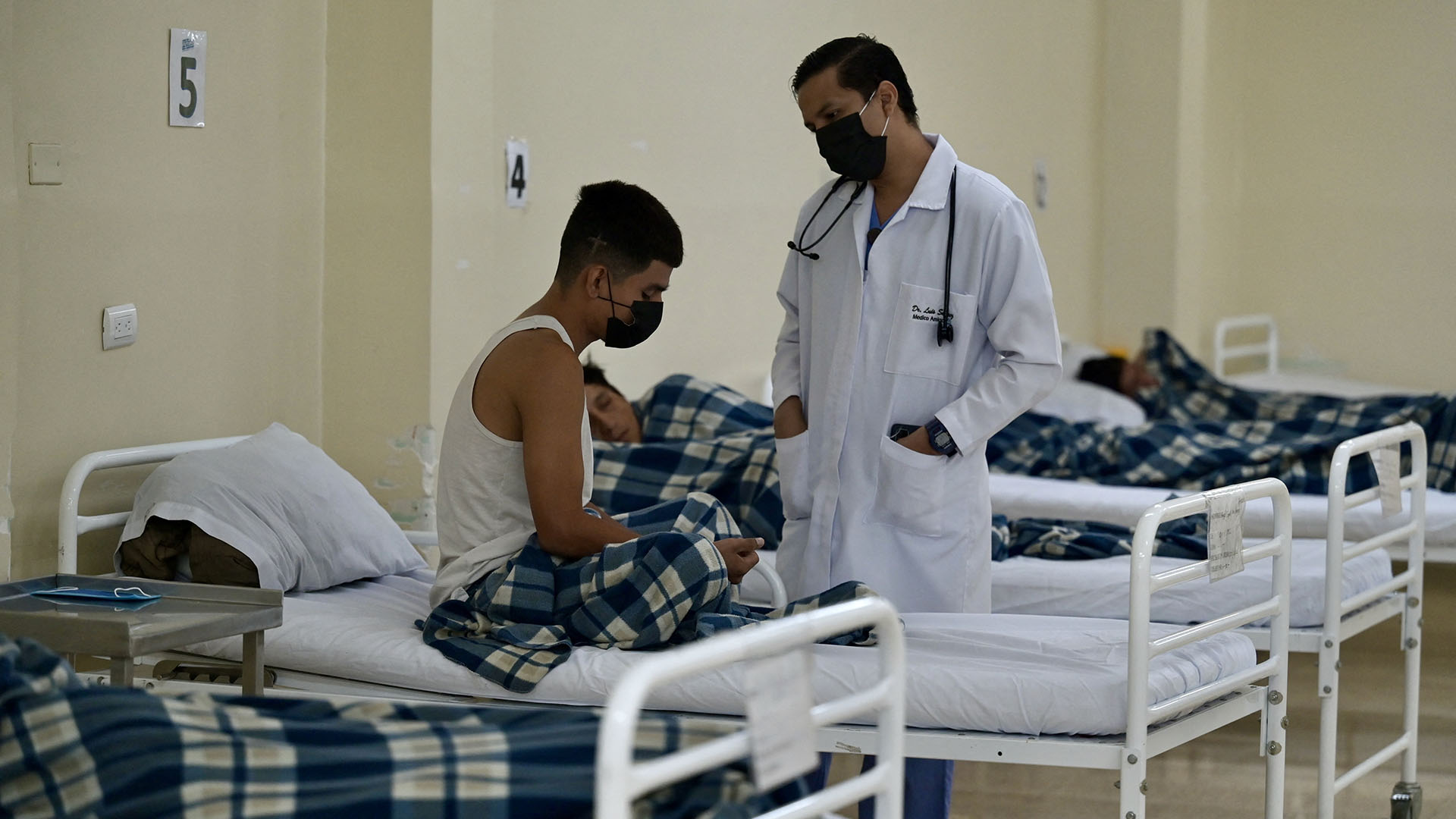 Municipal Program Physician "For a future without drugs", Luis Suárez, talks with Hugo Mora, a patient with addiction problems, in the detoxification area of ​​the Bicentennial hospital in Guayaquil.  (Photo by MARCOS PIN / AFP)