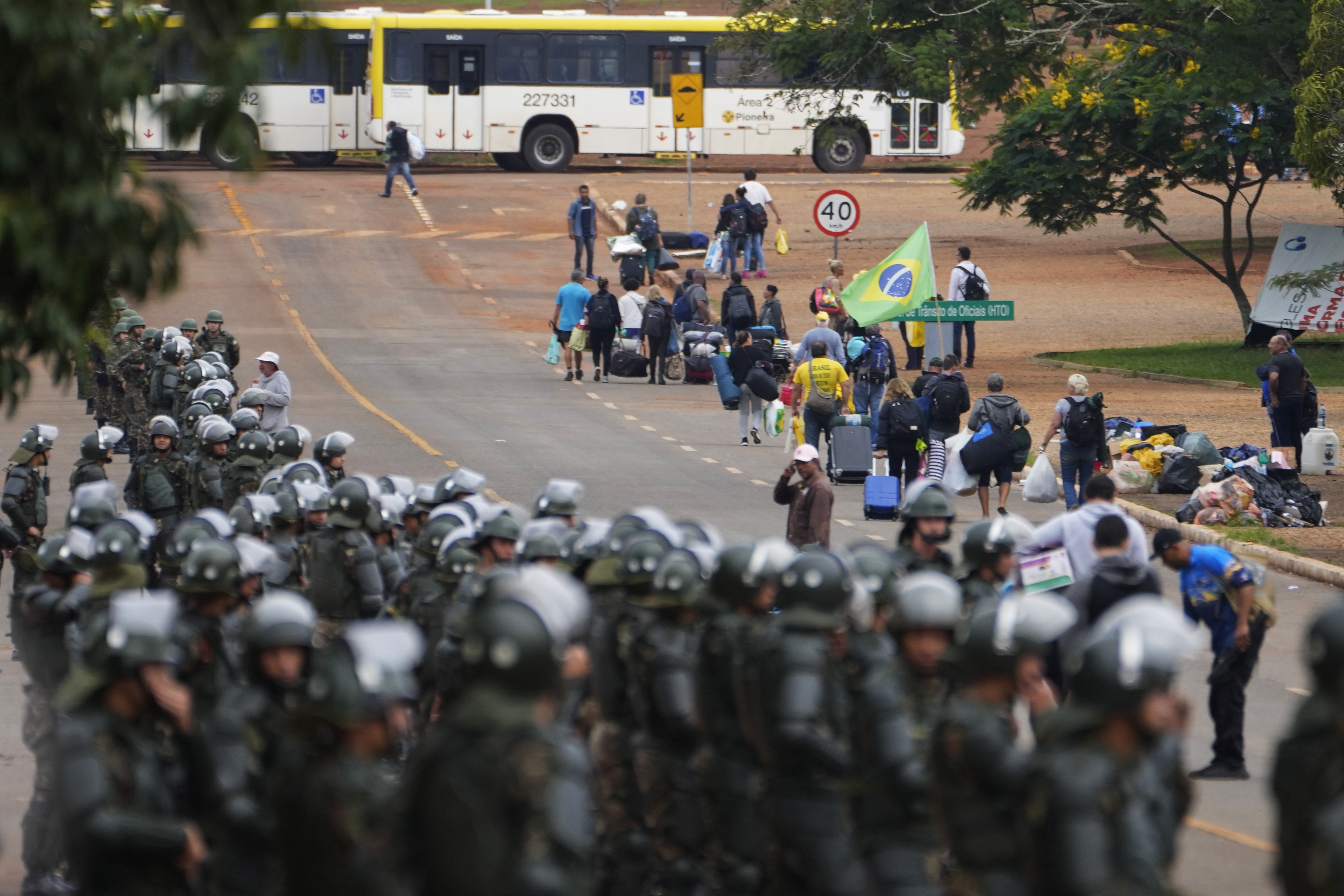 Despliegue policial para el desalojo frente al cuartel general del Ejército (AP)