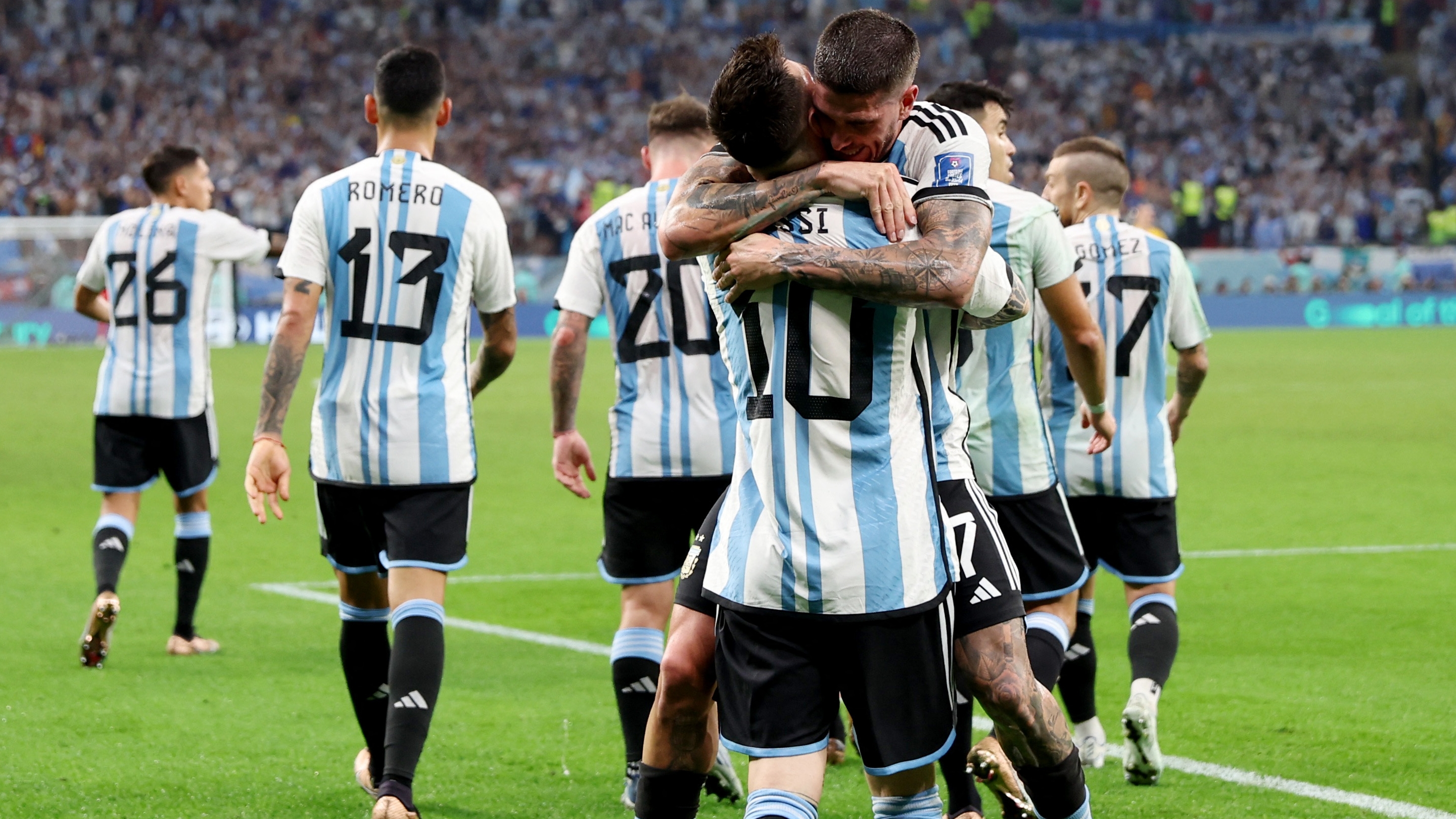 El abrazo entre Messi y De Paul tras el 1-0 de Argentina (REUTERS/Carl Recine)