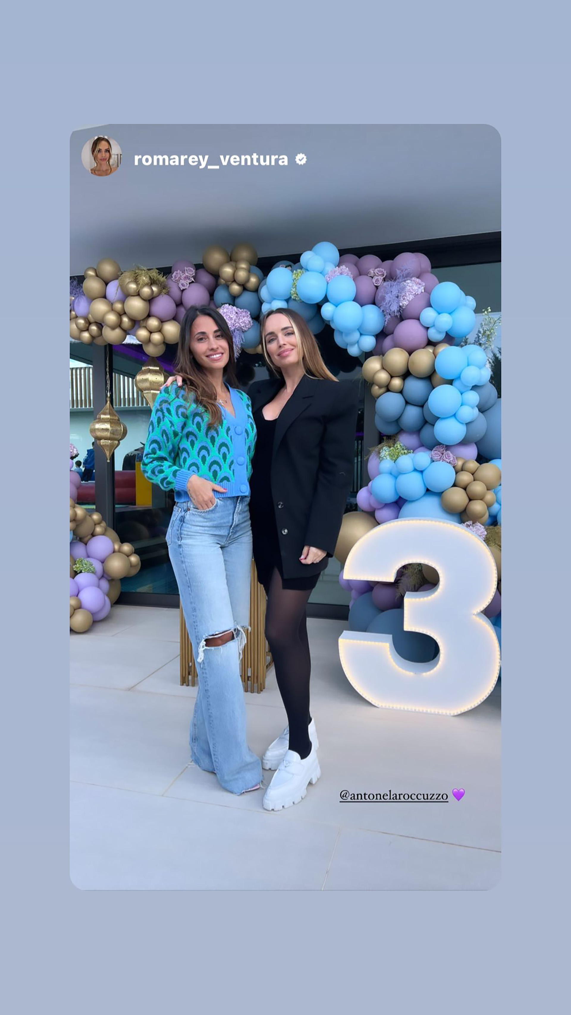 Anto posa junto a una amiga y detrás puede verse los colores elegidos para el evento (@romarey_ventura)