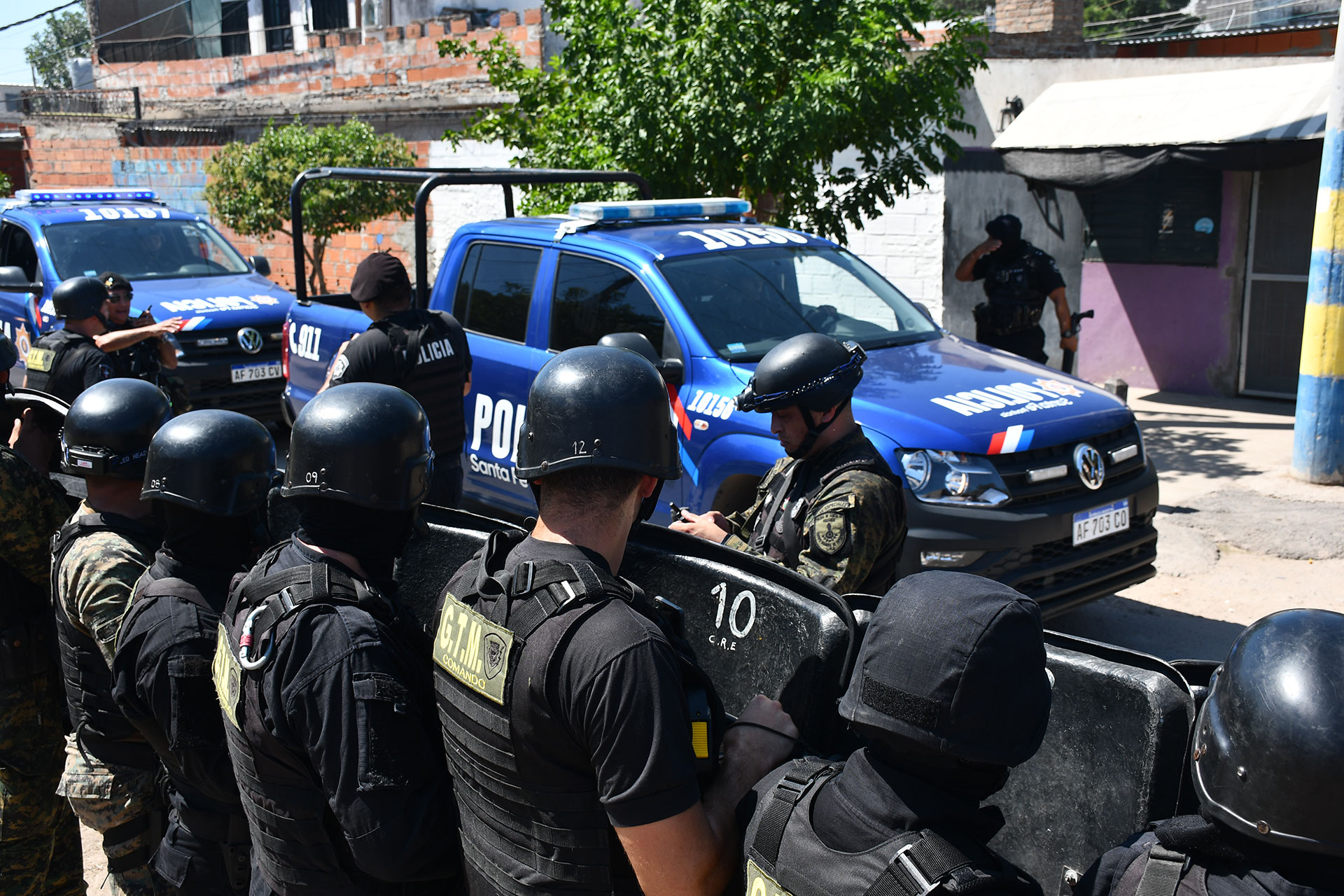 Incidentes en Rosario: fuerte presencia policial para sacar al sospechoso que estaba en el búnker atacado por los vecinos